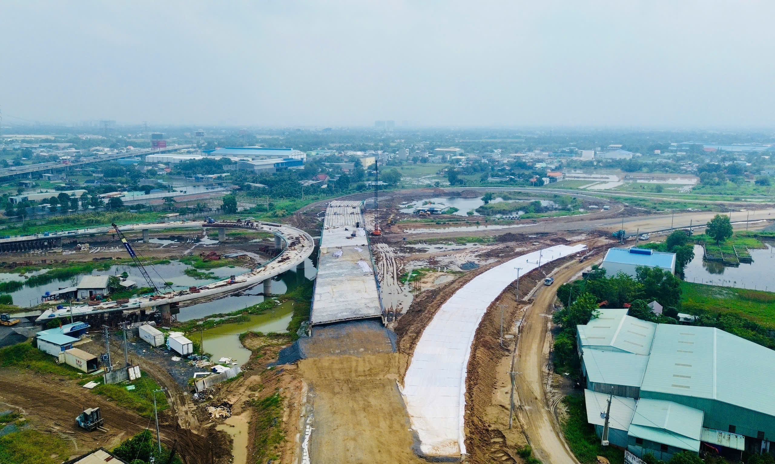 Nhộn nhịp công trường cao tốc phía Nam dù sáng nắng, chiều mưa- Ảnh 2.