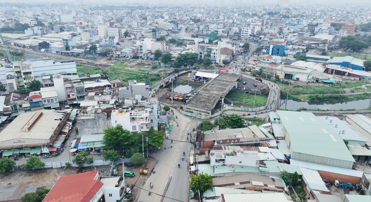 Ba dự án phía Tây TP.HCM chậm tiến độ do vướng trụ điện, cáp viễn thông- Ảnh 1.