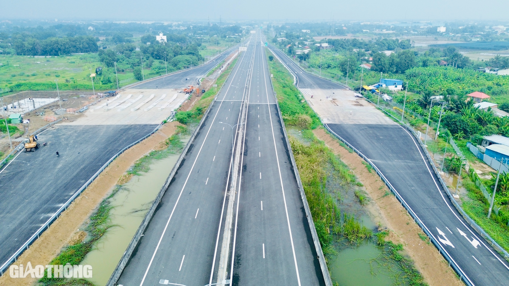 Cận cảnh đoạn cao tốc Bến Lức - Long Thành sắp khai thác- Ảnh 17.