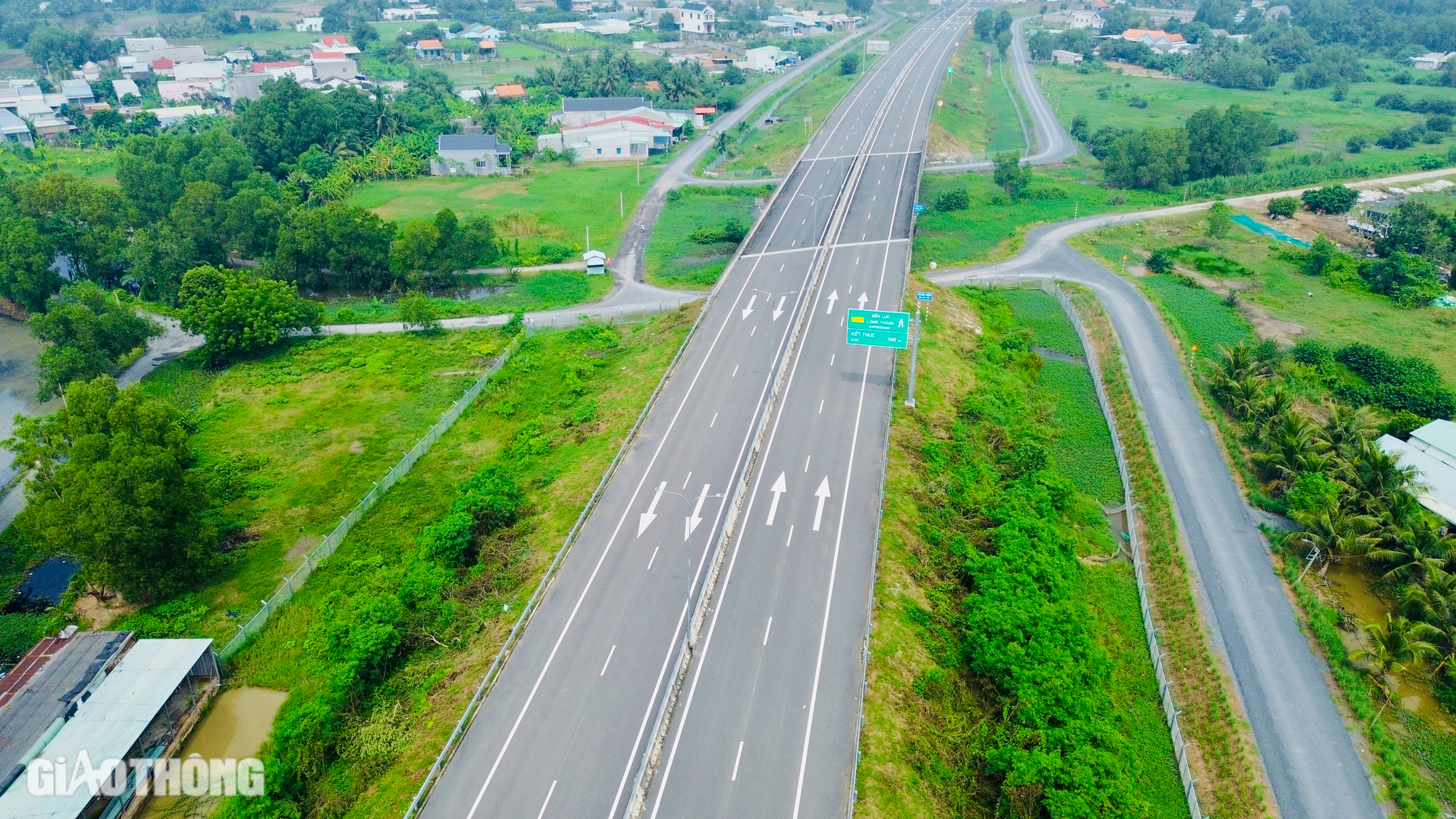 Cận cảnh đoạn cao tốc Bến Lức - Long Thành sắp khai thác- Ảnh 16.