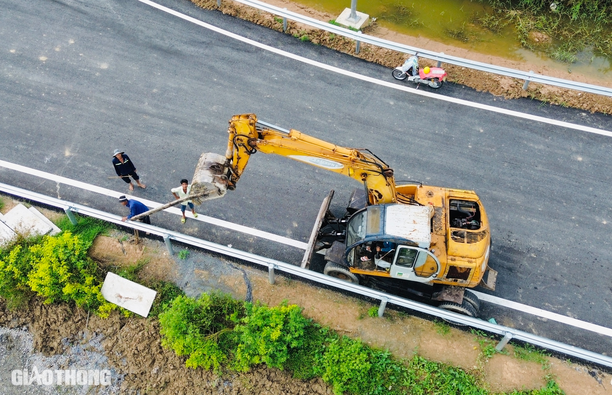 Cận cảnh đoạn cao tốc Bến Lức - Long Thành sắp khai thác- Ảnh 10.