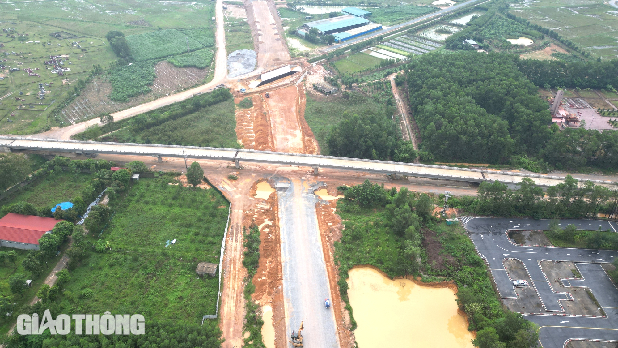 "Vượt nắng, thắng mưa" trên công trường cao tốc Bắc - Nam qua Hà Tĩnh- Ảnh 1.