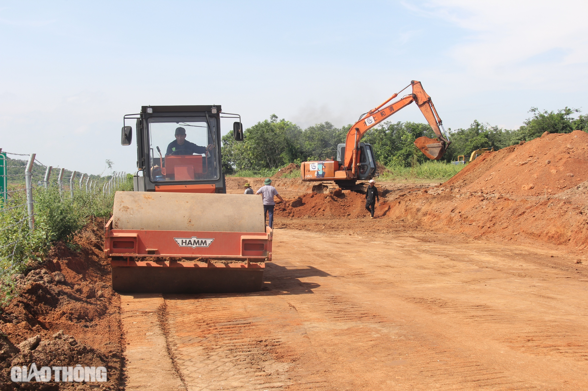 Tất bật thi công trạm dừng nghỉ đầu tiên trên cao tốc qua Bình Thuận- Ảnh 8.