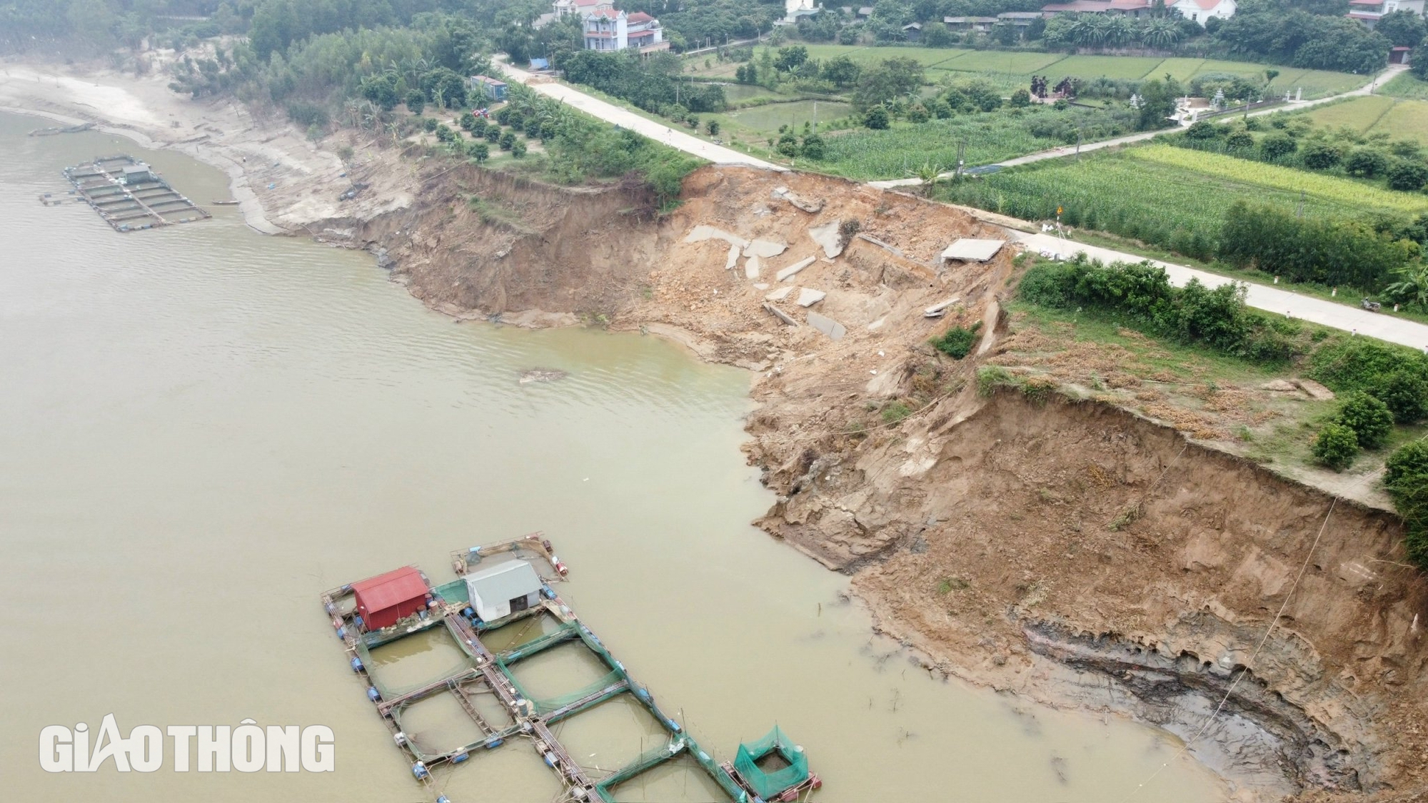 Phú Thọ: Tắc giao thương, dân phải đi vòng 30km sau sạt lở đê sông Lô- Ảnh 1.