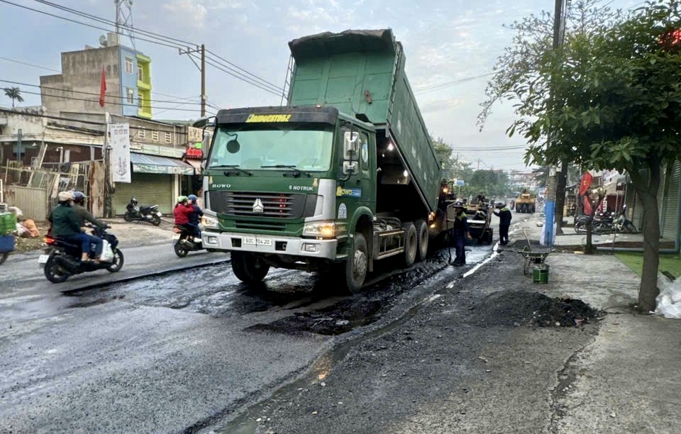 Xuyên đêm duy tu, dặm vá loạt đường lớn ở Đồng Nai- Ảnh 3.