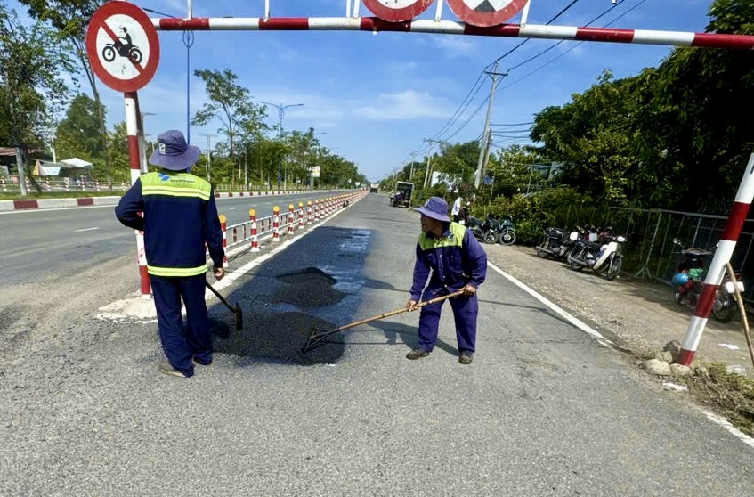 Xuyên đêm duy tu, dặm vá loạt đường lớn ở Đồng Nai- Ảnh 5.