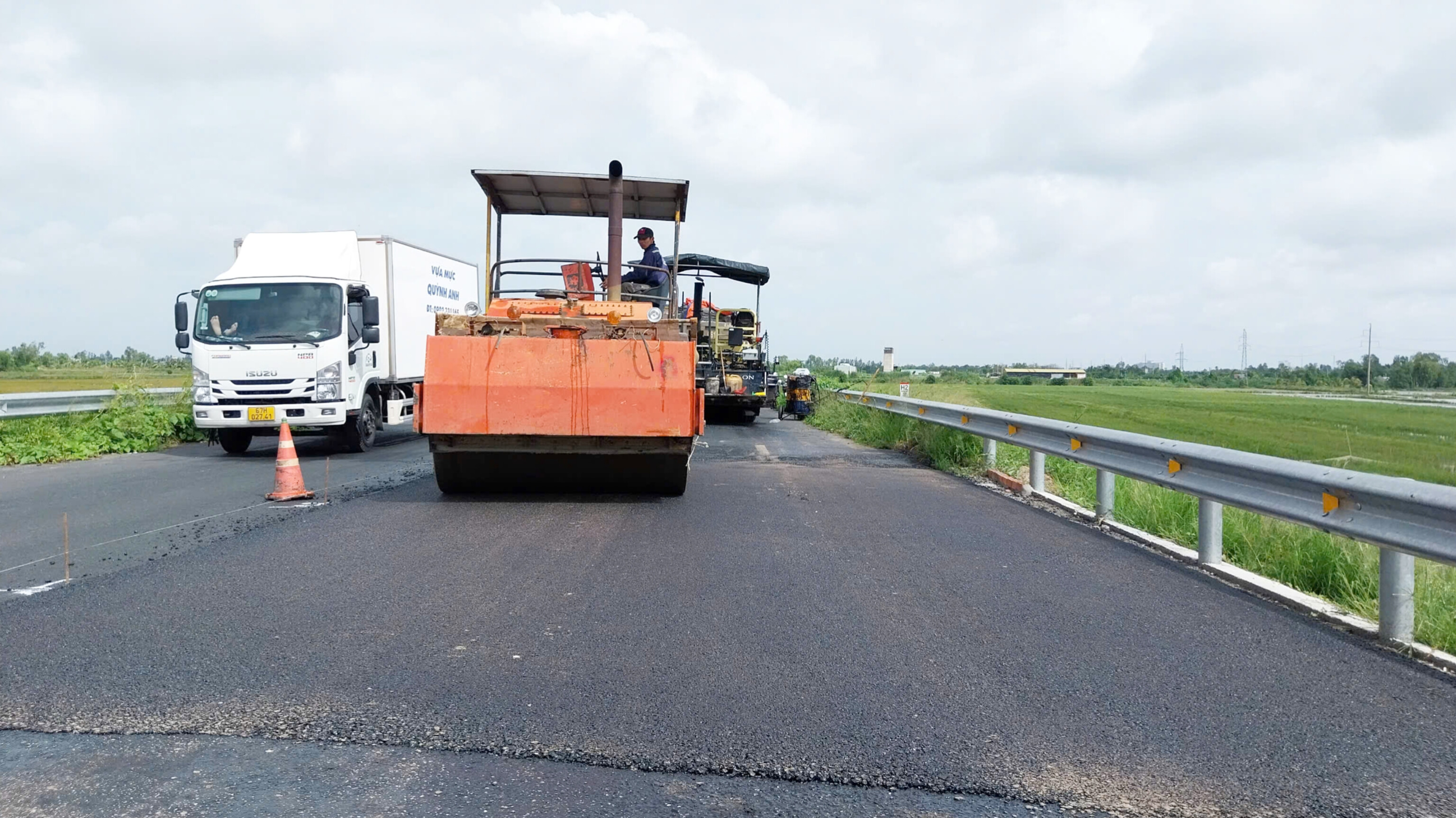 Hoàn thành bù lún cho 25 vị trí đầu cầu trên tuyến tránh Long Xuyên- Ảnh 1.