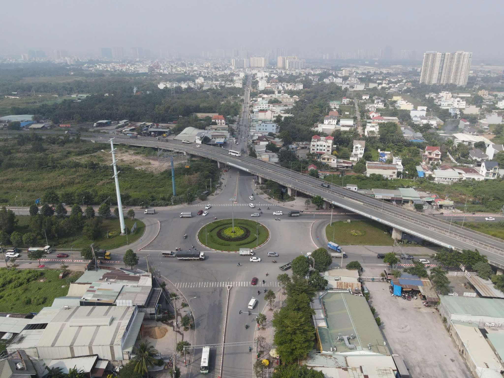 Thu hẹp vòng xoay Phú Hữu, lắp dải phân cách tách dòng xe- Ảnh 1.