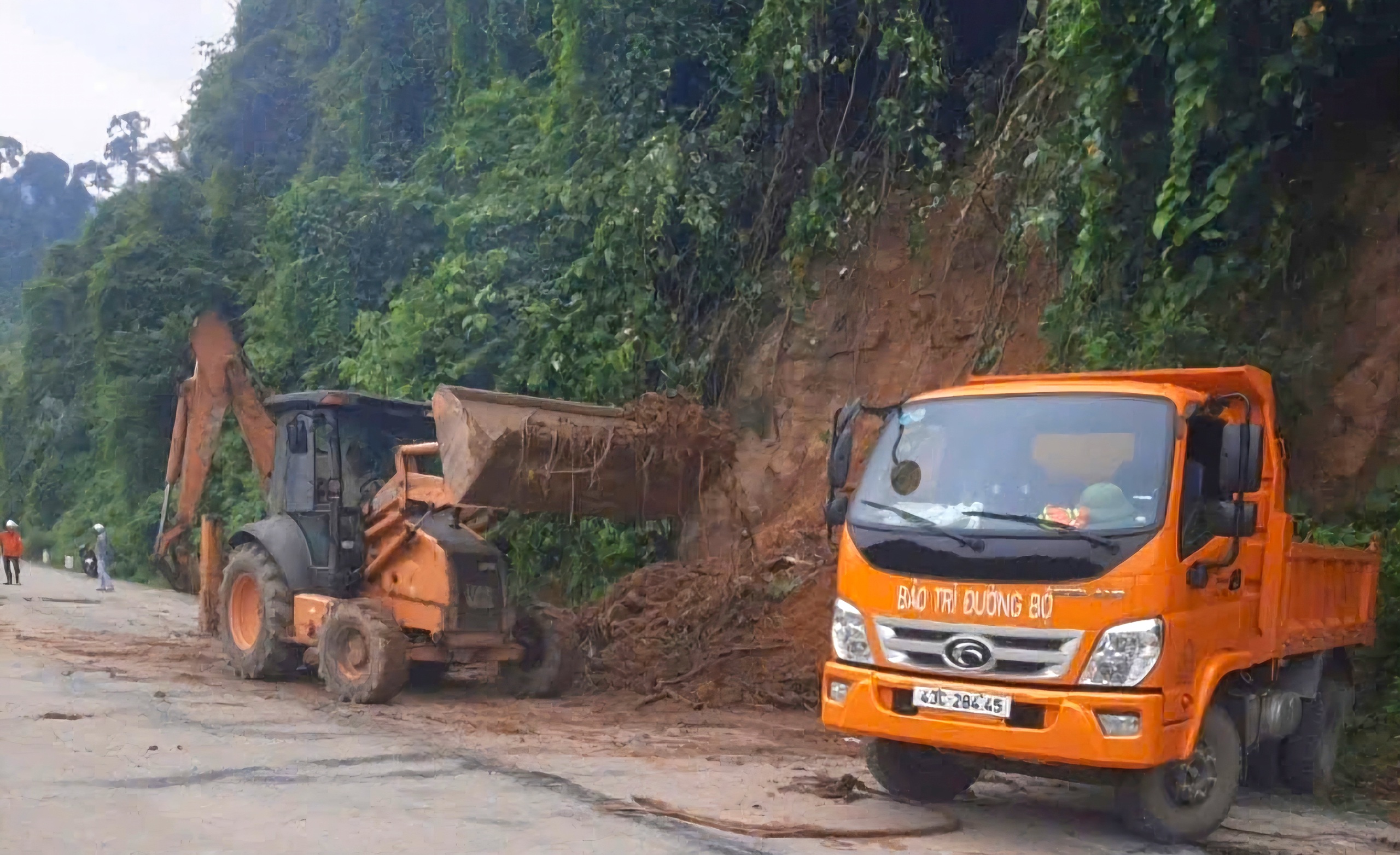 Những tuyến đường nào qua Đà Nẵng, Quảng Nam đang bị sạt lở do mưa bão?- Ảnh 4.