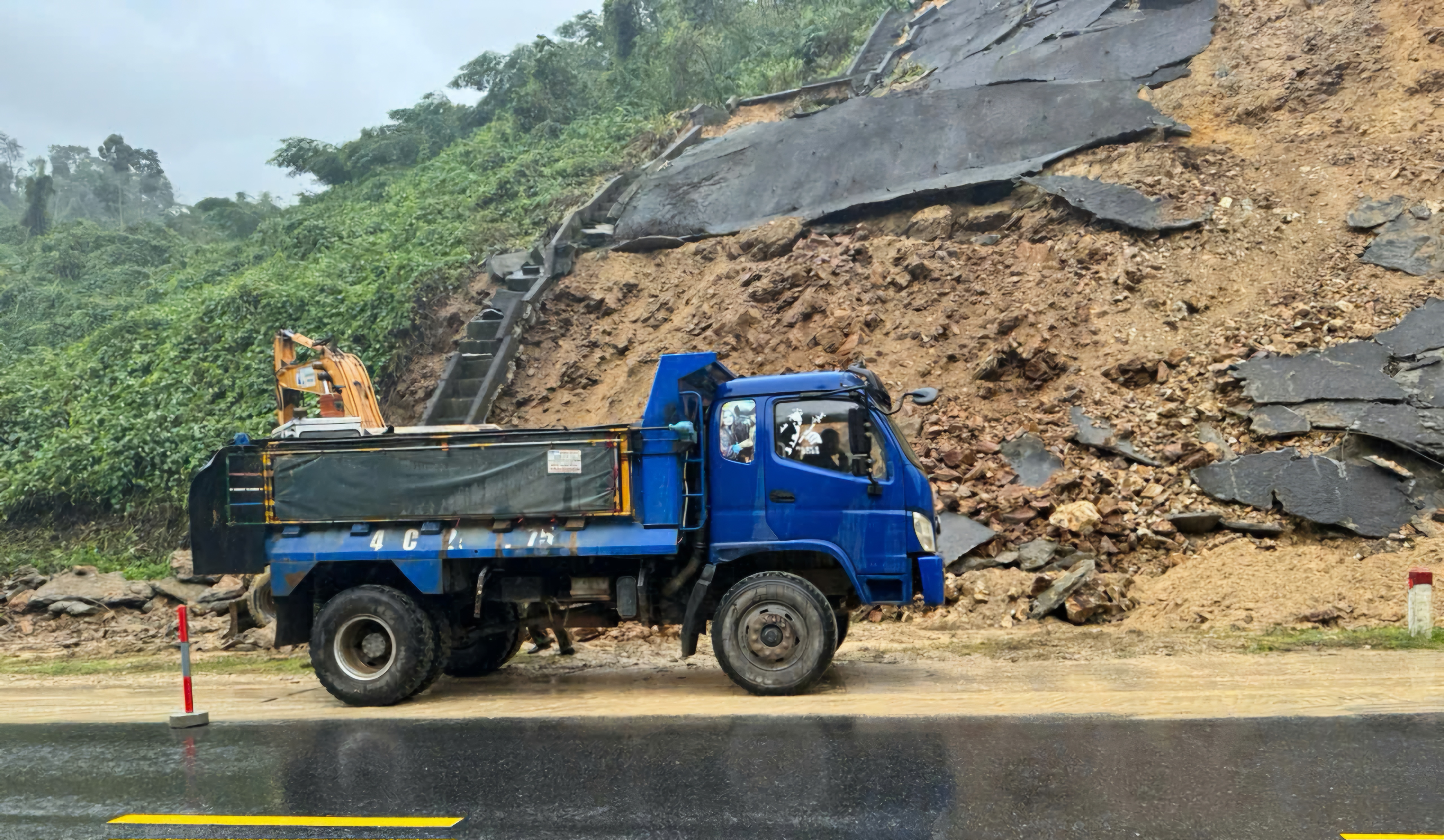 Đội mưa khắc phục sạt lở đường Hồ Chí Minh qua Đà Nẵng- Ảnh 2.