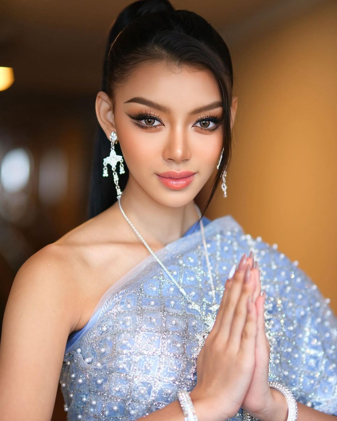 "Búp bê sống" của Miss Grand International 2024: Khiến Quế Anh "tàng hình" khi đứng cạnh, được bình chọn áp đảo nhưng đang bị tố gian lận- Ảnh 1.