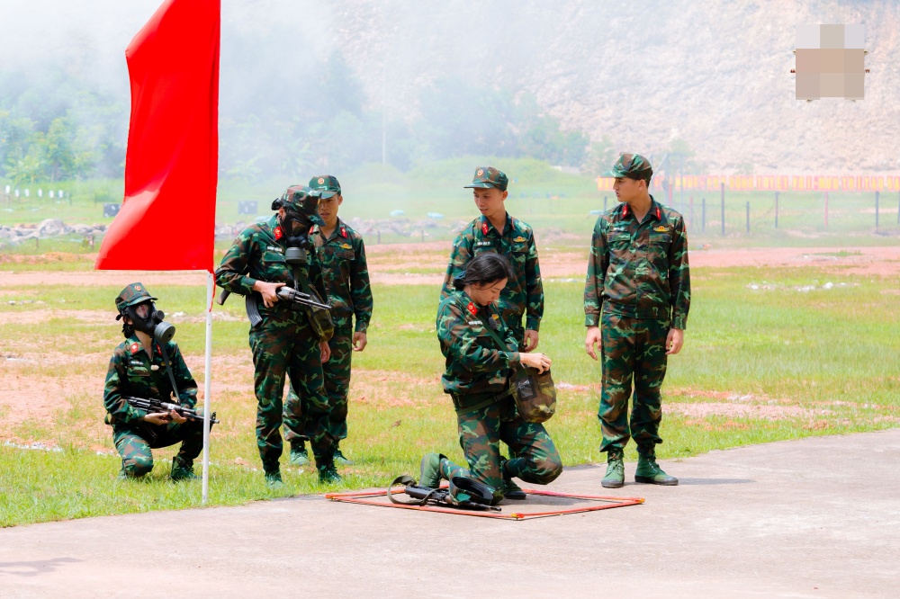 Hoa hậu Thùy Tiên gây chú ý với "thái độ lạ" dành cho đồng đội "Sao nhập ngũ"- Ảnh 6.