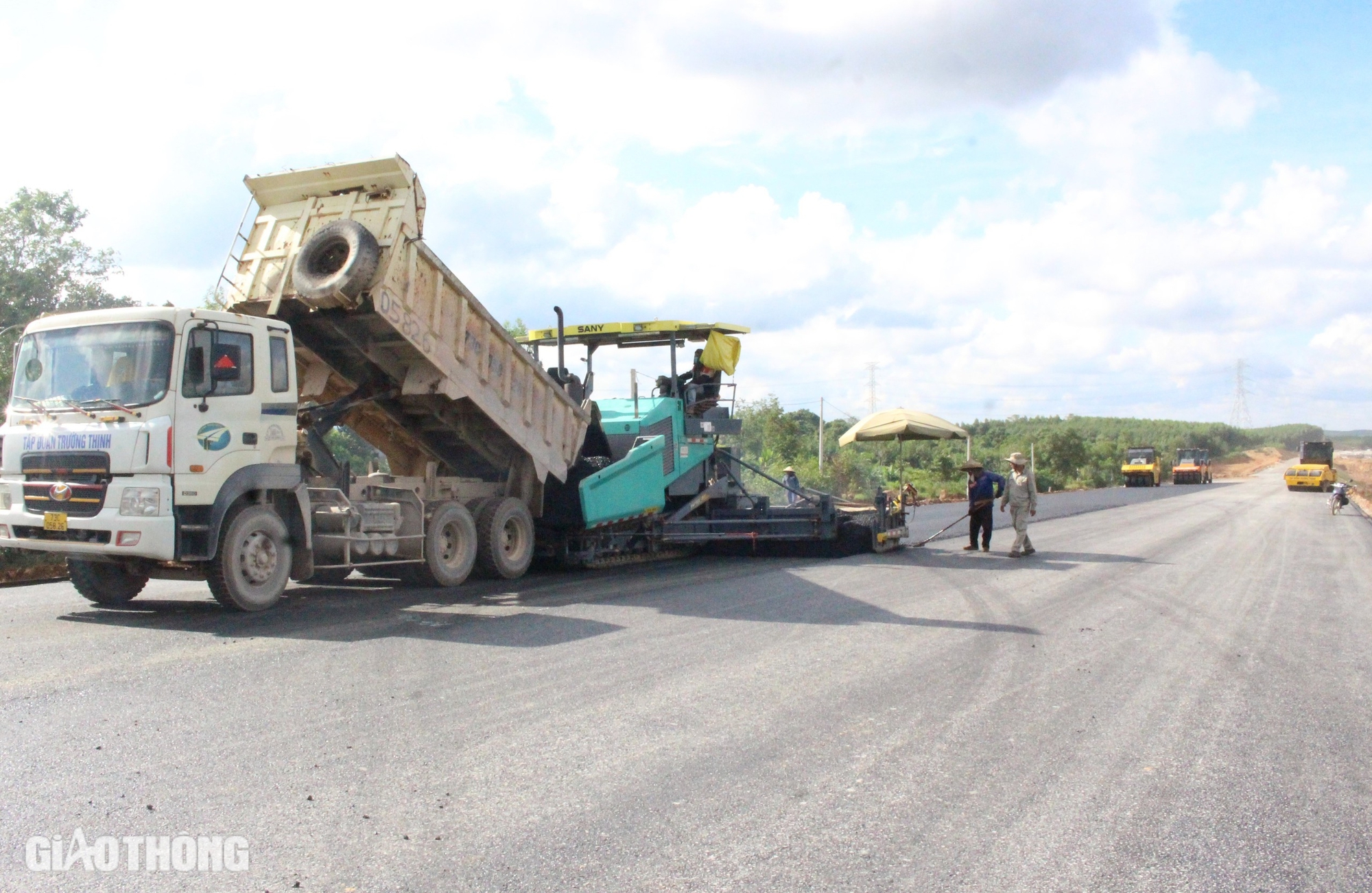 Tranh thủ tối đa điều kiện thời tiết đẩy nhanh tiến độ cao tốc Vạn Ninh - Cam Lộ- Ảnh 11.