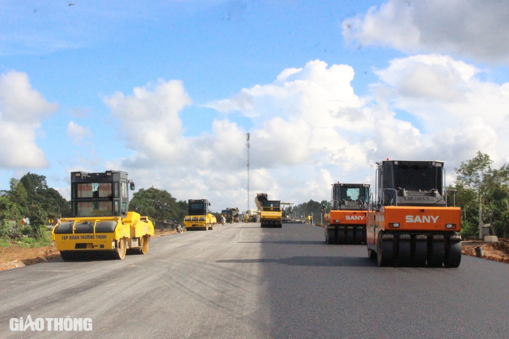 Tranh thủ tối đa điều kiện thời tiết đẩy nhanh tiến độ cao tốc Vạn Ninh - Cam Lộ- Ảnh 5.