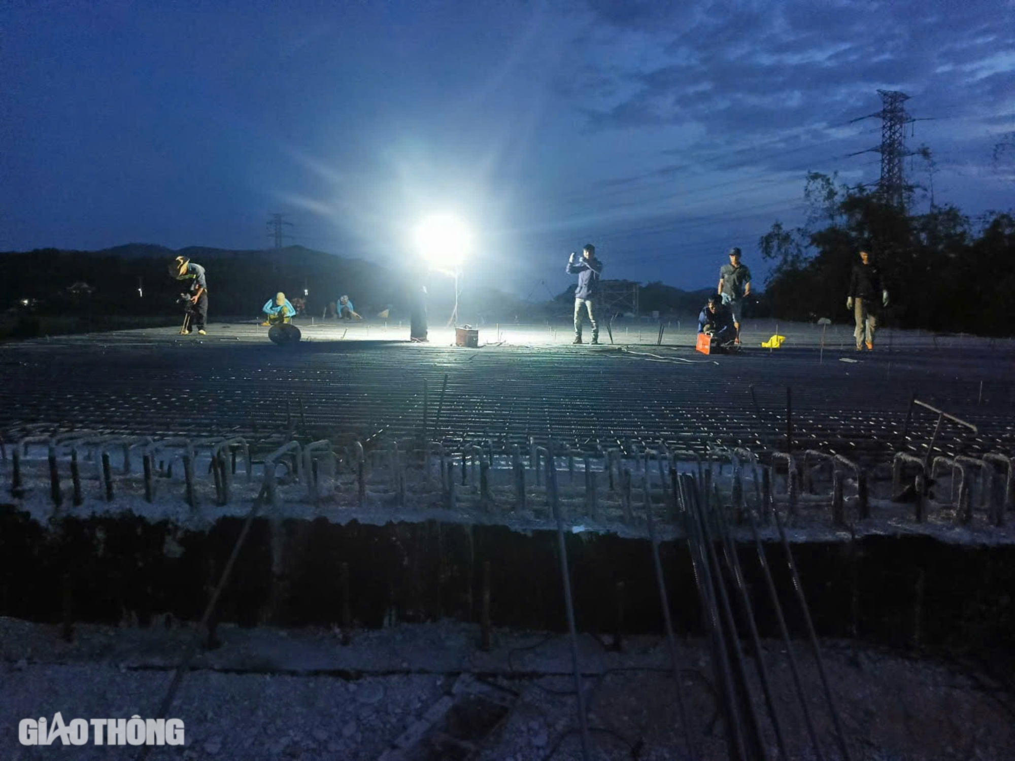 Chong đèn tăng ca làm cao tốc Hoài Nhơn - Quy Nhơn- Ảnh 1.