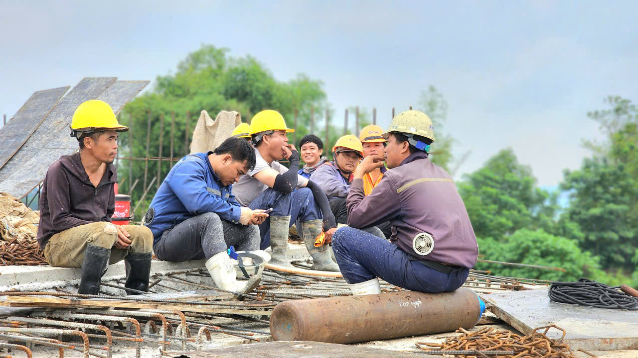 Đổ mẻ bê tông cuối cùng trên cầu sông Vệ, cao tốc Quảng Ngãi - Hoài Nhơn- Ảnh 15.