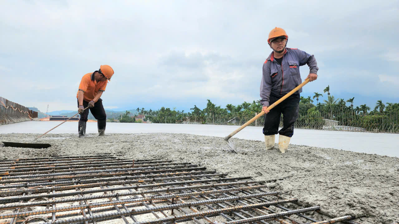 Đổ mẻ bê tông cuối cùng trên cầu sông Vệ, cao tốc Quảng Ngãi - Hoài Nhơn- Ảnh 3.