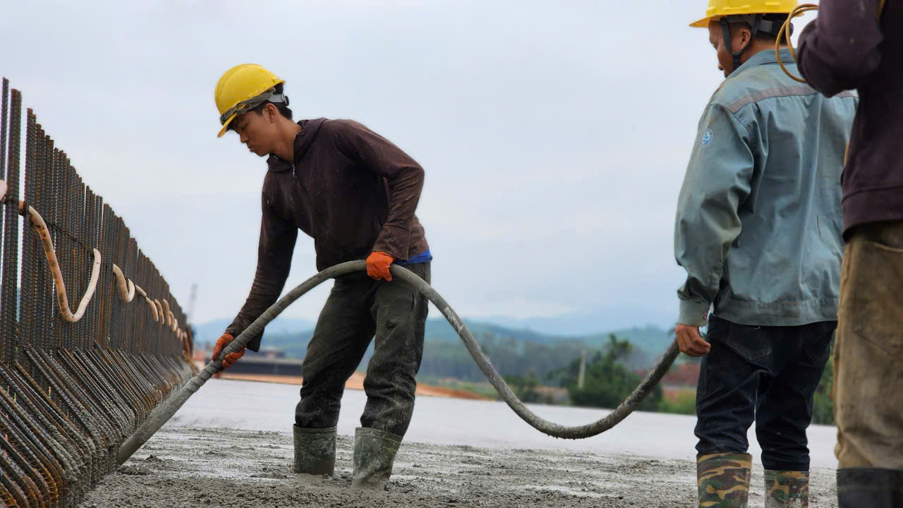 Đổ mẻ bê tông cuối cùng trên cầu sông Vệ, cao tốc Quảng Ngãi - Hoài Nhơn- Ảnh 4.