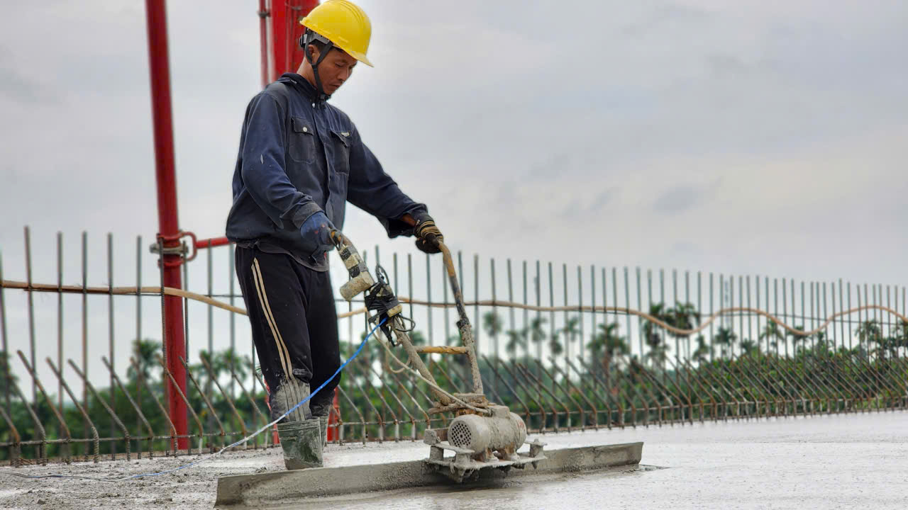 Đổ mẻ bê tông cuối cùng trên cầu sông Vệ, cao tốc Quảng Ngãi - Hoài Nhơn- Ảnh 6.