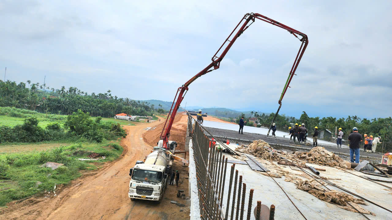 Đổ mẻ bê tông cuối cùng trên cầu sông Vệ, cao tốc Quảng Ngãi - Hoài Nhơn- Ảnh 5.