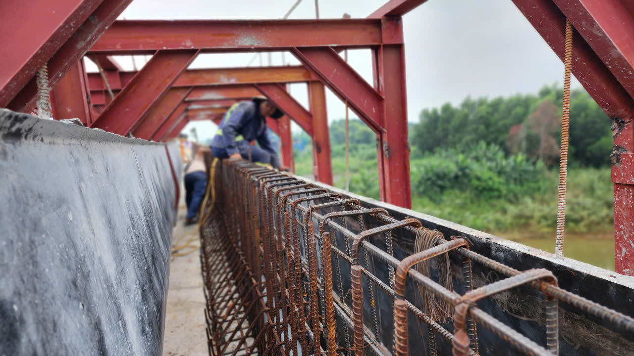 Đổ mẻ bê tông cuối cùng trên cầu sông Vệ, cao tốc Quảng Ngãi - Hoài Nhơn- Ảnh 11.