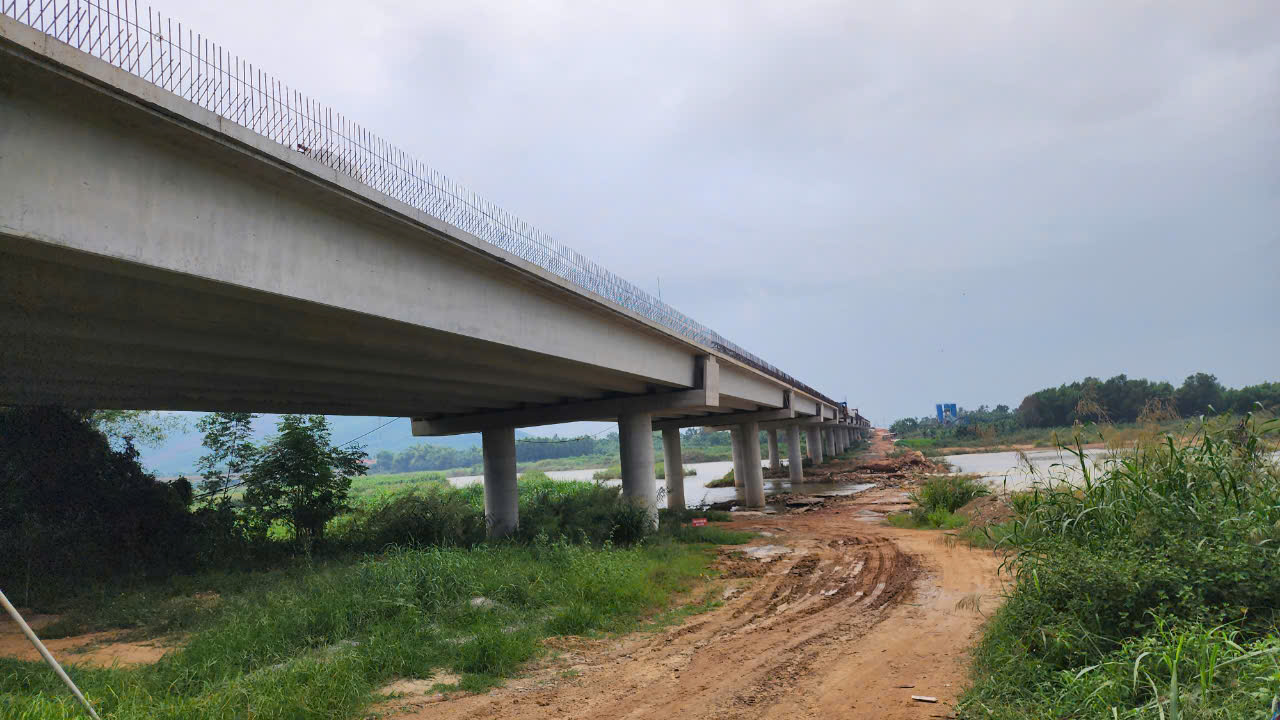 Đổ mẻ bê tông cuối cùng trên cầu sông Vệ, cao tốc Quảng Ngãi - Hoài Nhơn- Ảnh 14.