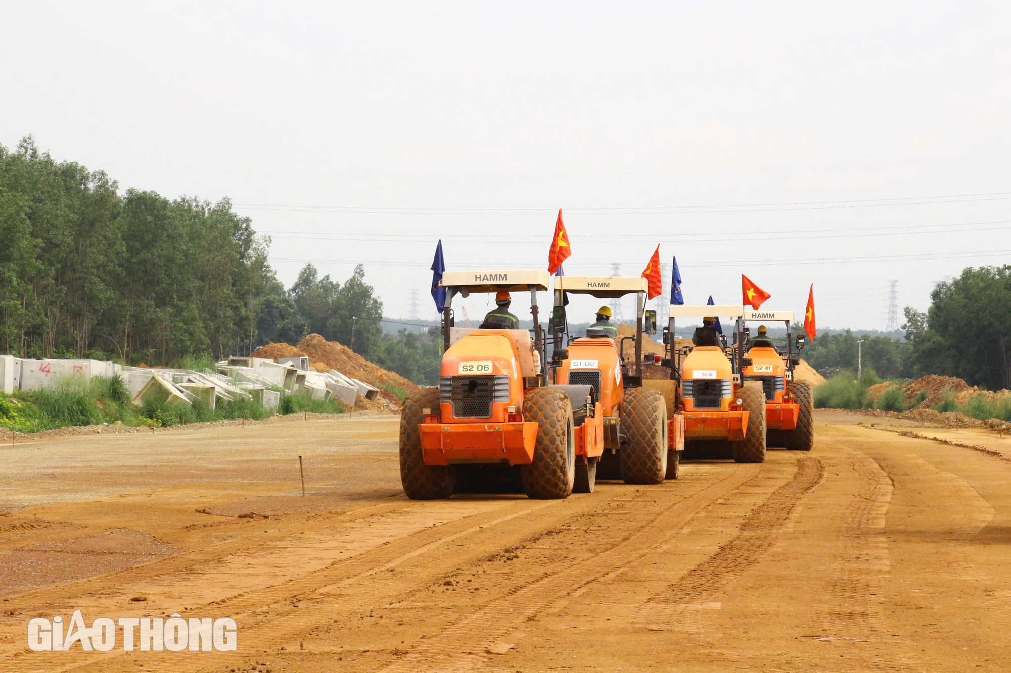 Nhộn nhịp công trường cao tốc phía Nam dù sáng nắng, chiều mưa- Ảnh 6.