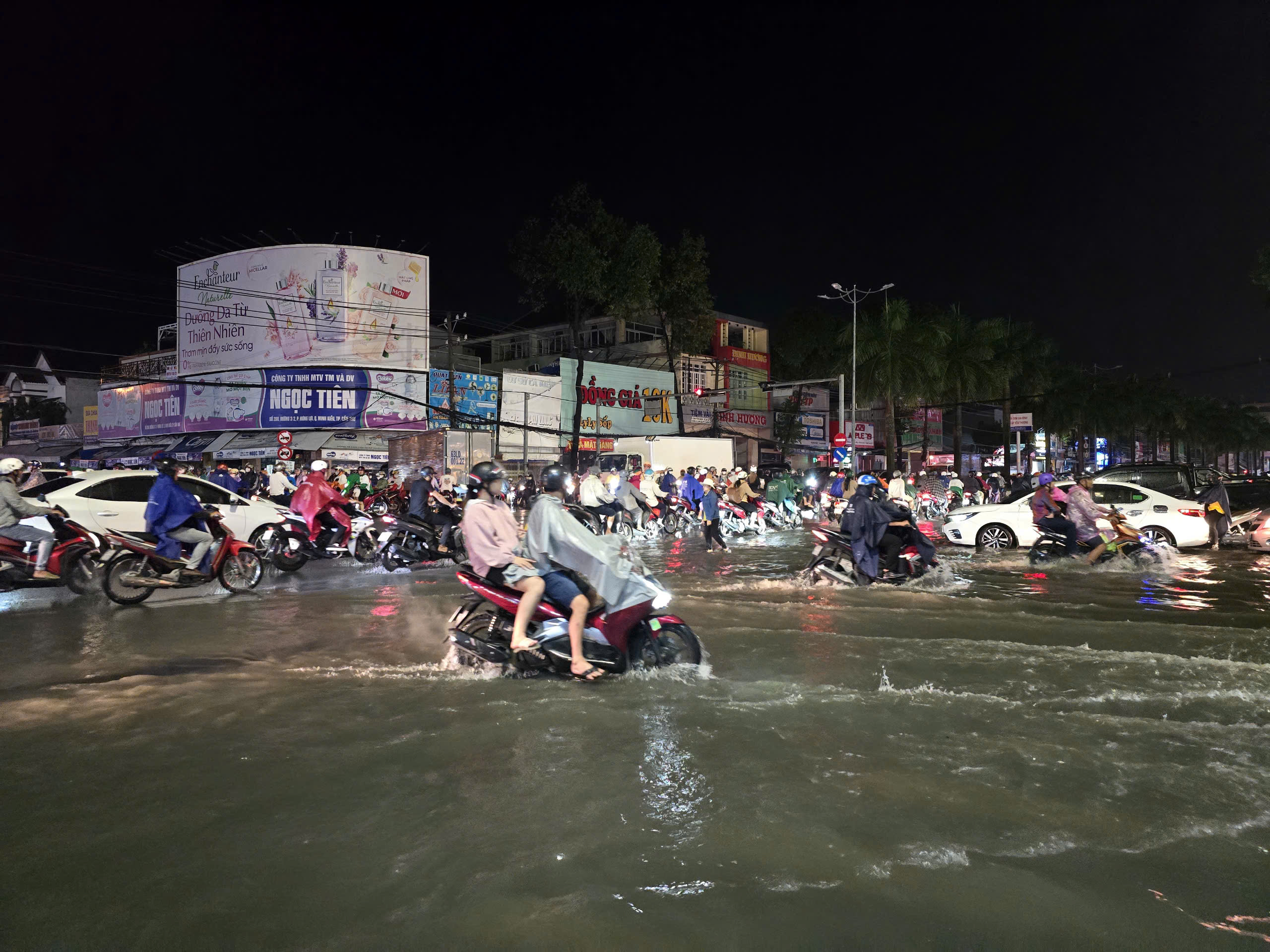 Hàng loạt tuyến đường Cần Thơ ùn tắc giờ cao điểm sau cơn mưa lớn kỷ lục- Ảnh 7.