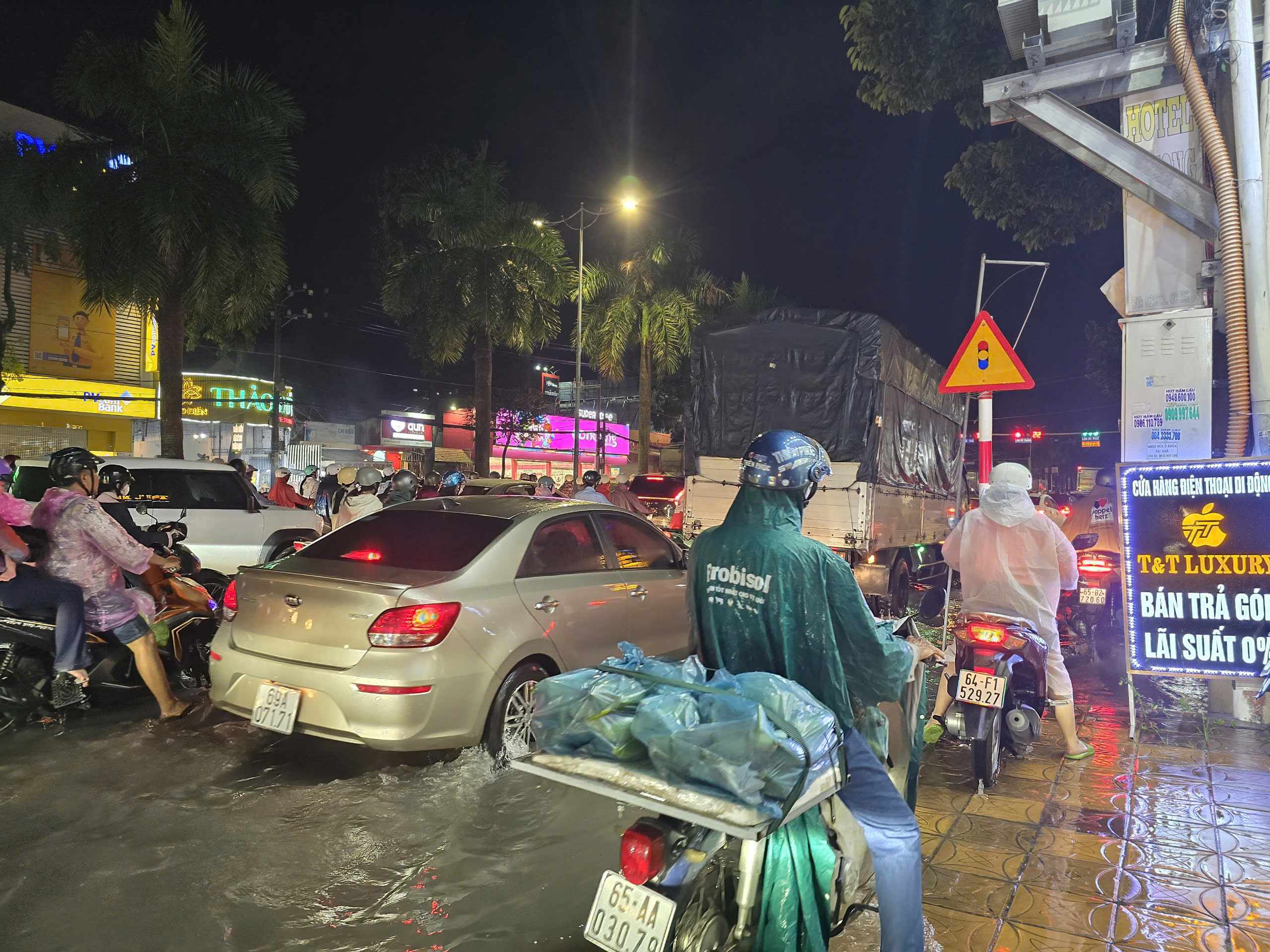 Hàng loạt tuyến đường Cần Thơ ùn tắc giờ cao điểm sau cơn mưa lớn kỷ lục- Ảnh 6.