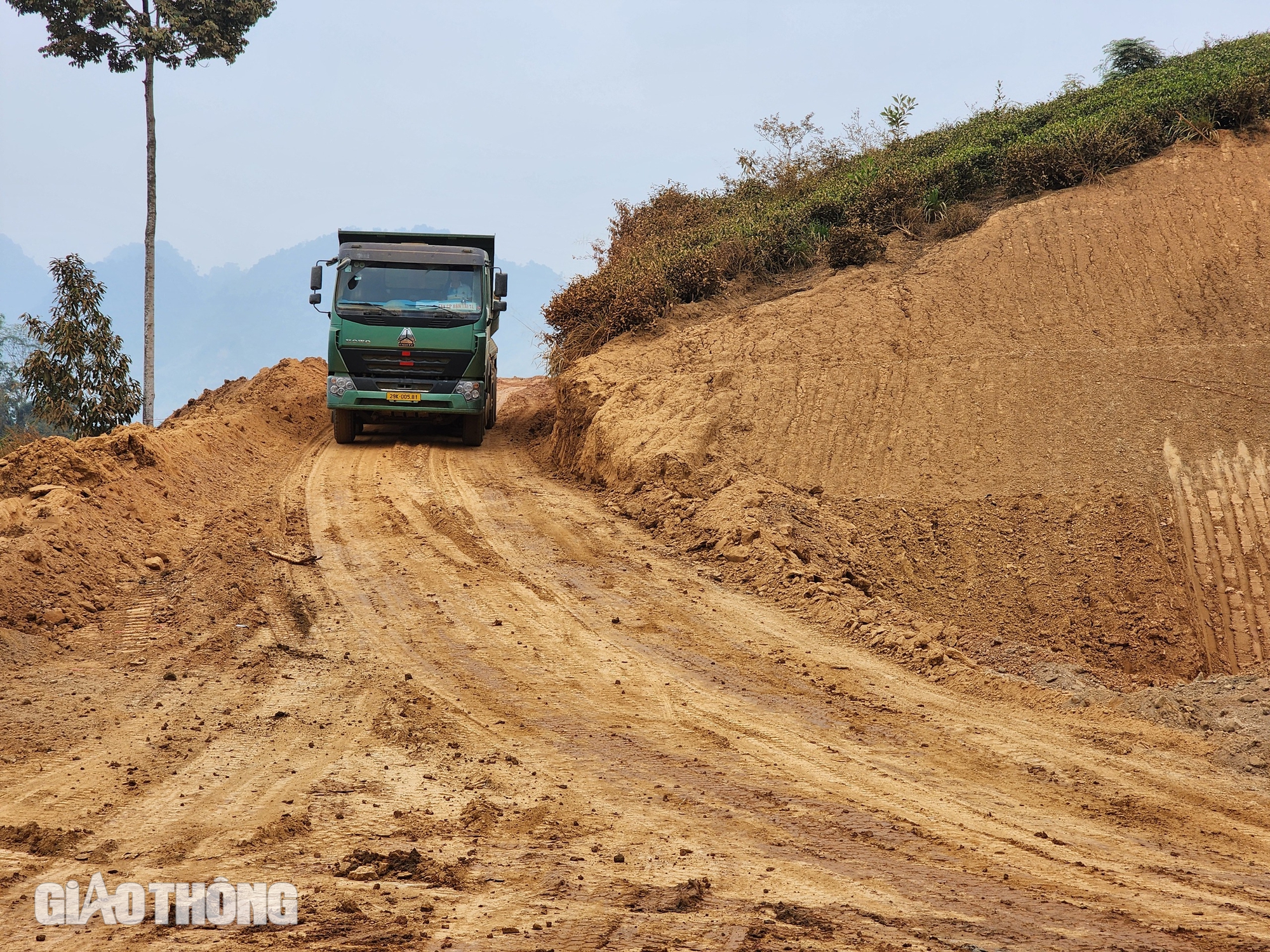 Mặt bằng "xôi đỗ", nhà thầu cao tốc Tuyên Quang - Hà Giang thi công cầm chừng- Ảnh 1.