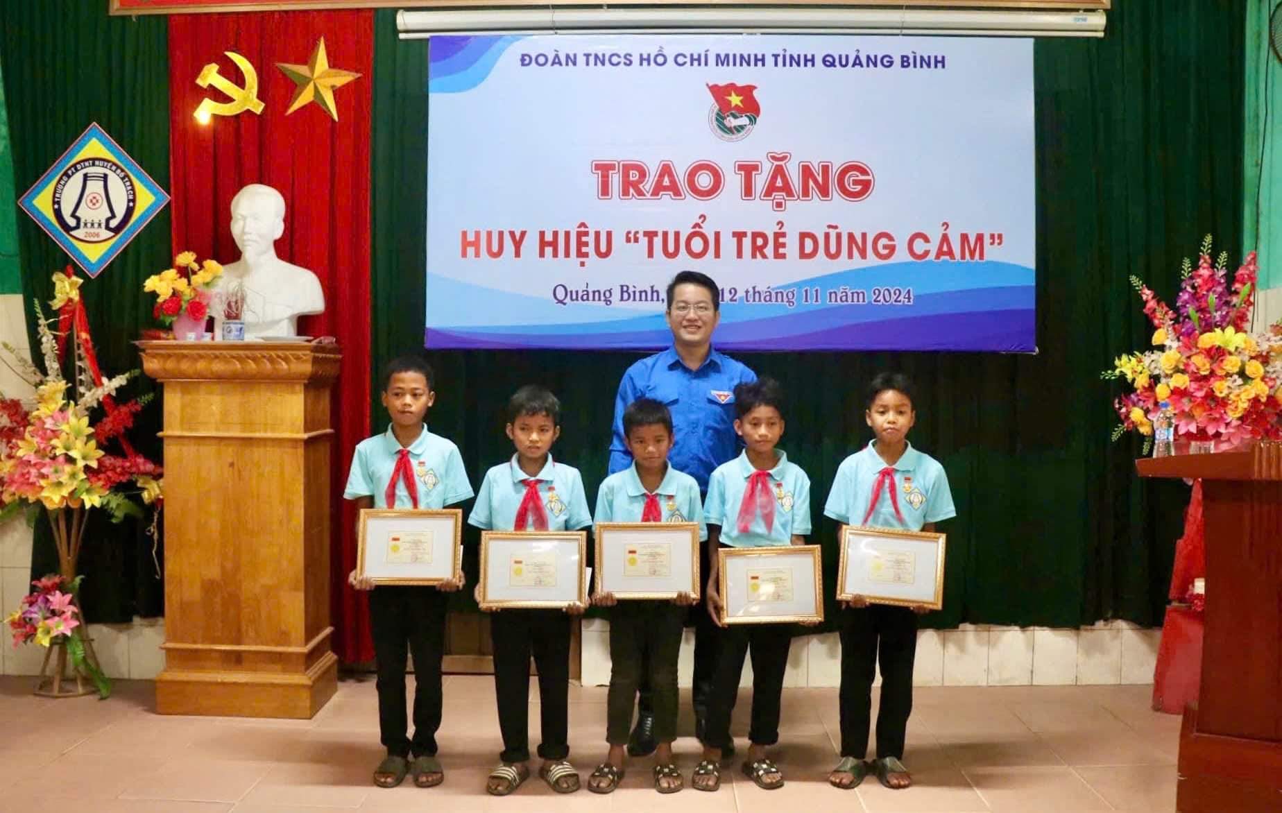 Trao Huy hiệu Tuổi trẻ dũng cảm cho nhóm học sinh cứu sống 2 em nhỏ- Ảnh 1.