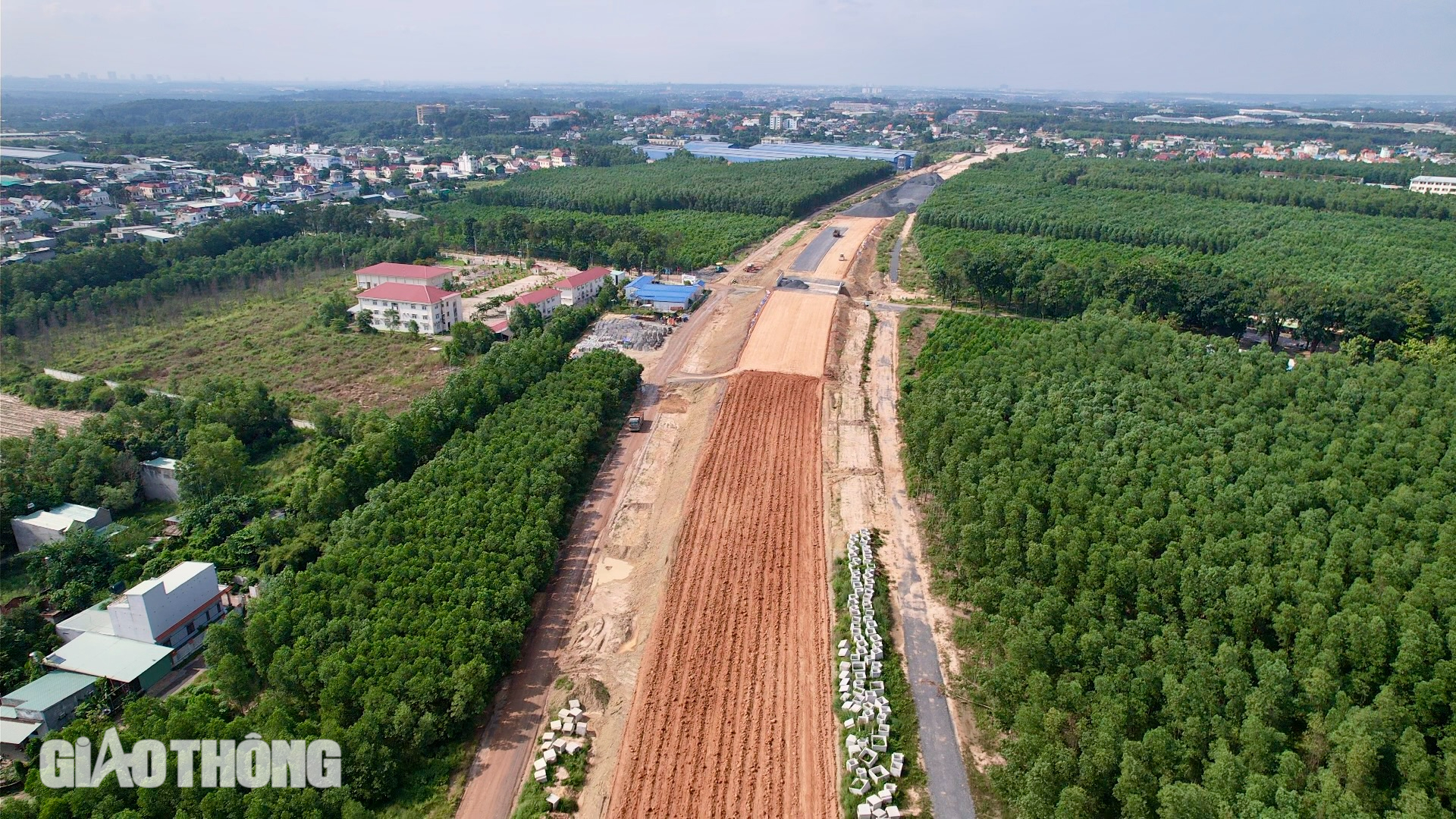 Kỹ sư, công nhân tận dụng từng mét đất để đua tiến độ cao tốc Biên Hoà - Vũng Tàu- Ảnh 6.