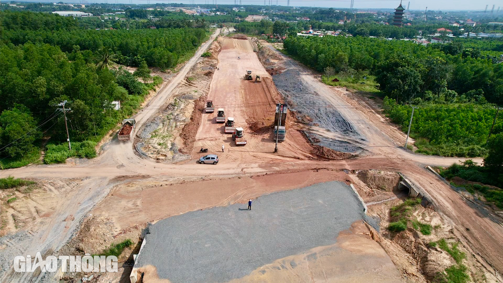 Kỹ sư, công nhân tận dụng từng mét đất để đua tiến độ cao tốc Biên Hoà - Vũng Tàu- Ảnh 1.