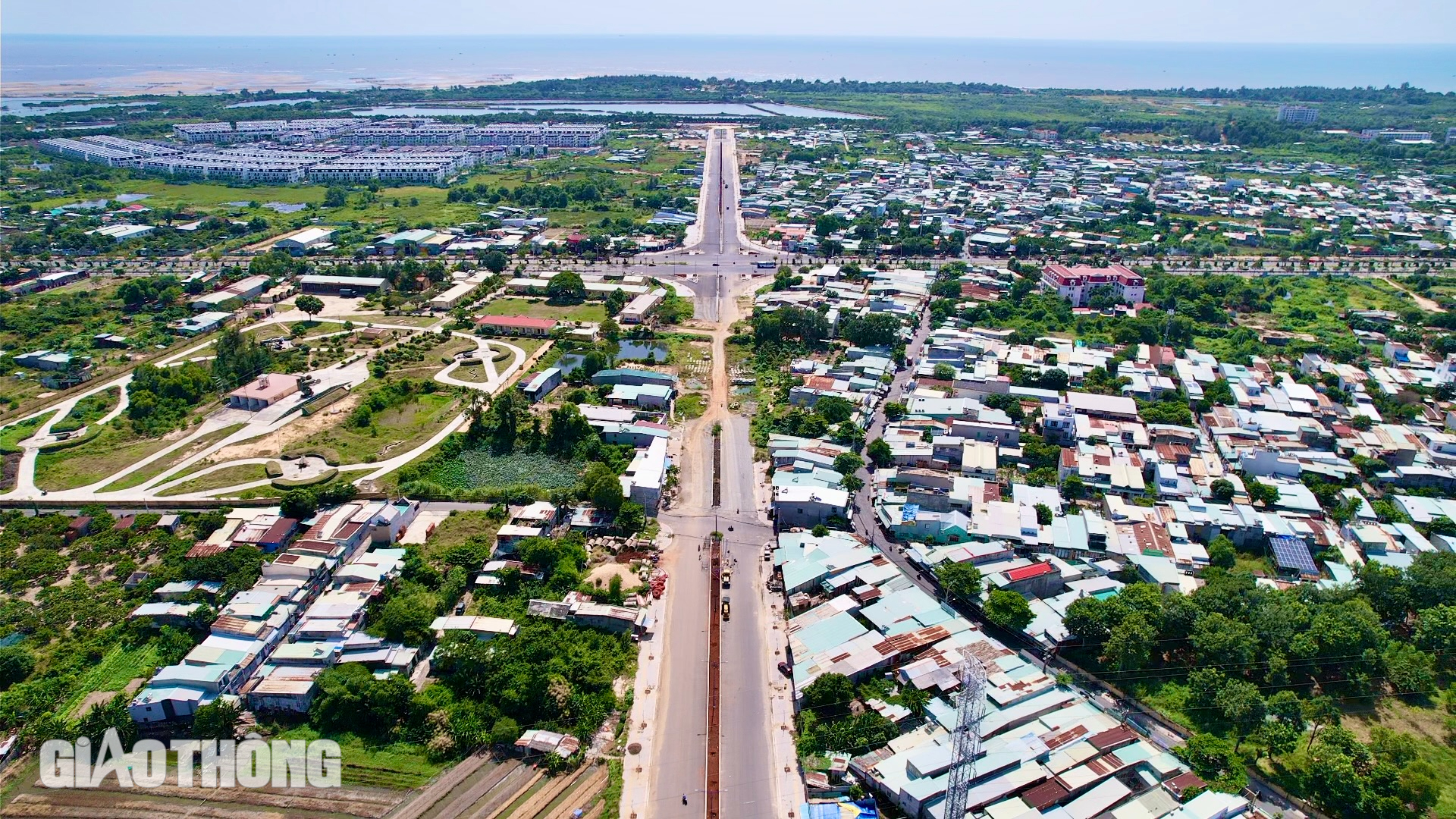 Phố biển hối hả chuyển mình với 8 đường giao thông trục ngang hiện đại- Ảnh 3.