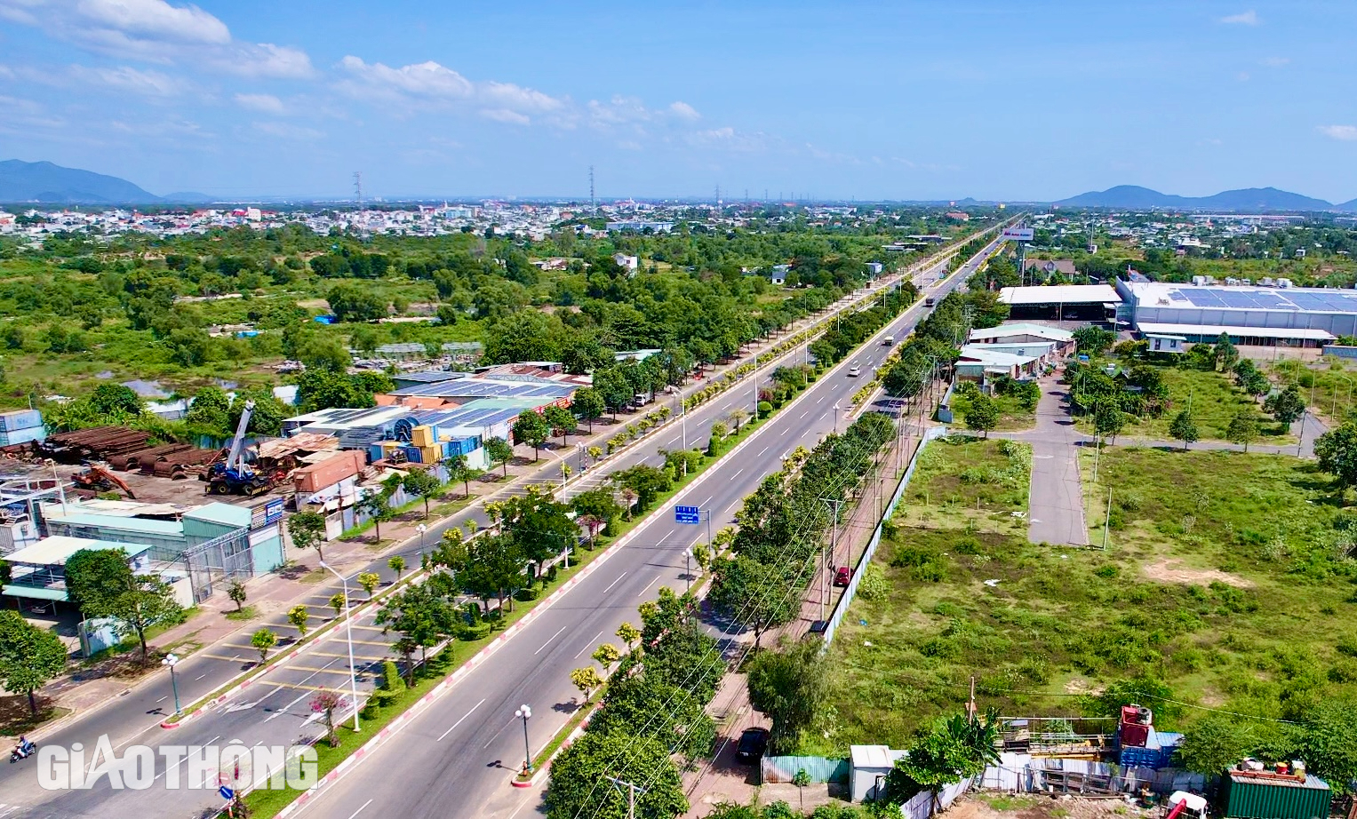 Phố biển hối hả chuyển mình với 8 đường giao thông trục ngang hiện đại- Ảnh 1.