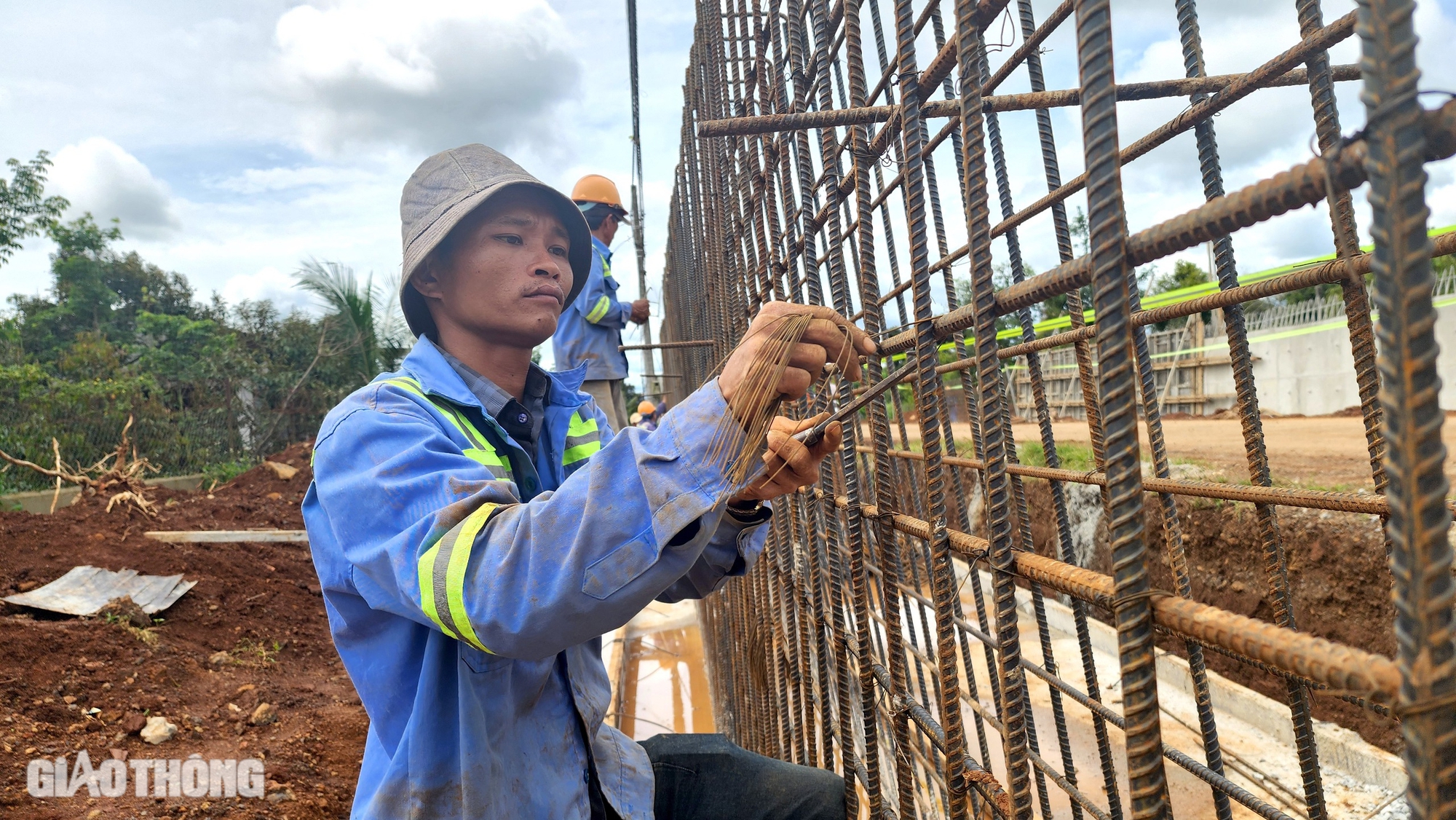 Trụ điện, cáp quang chằng chịt cản tiến độ cao tốc Khánh Hòa - Buôn Ma Thuột- Ảnh 9.