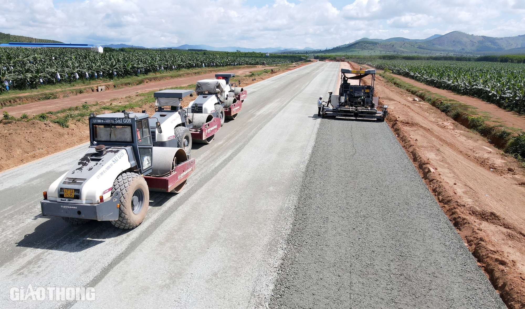 Tháng 12, thảm mét bê tông nhựa đầu tiên trên cao tốc Khánh Hòa - Buôn Ma Thuột- Ảnh 1.