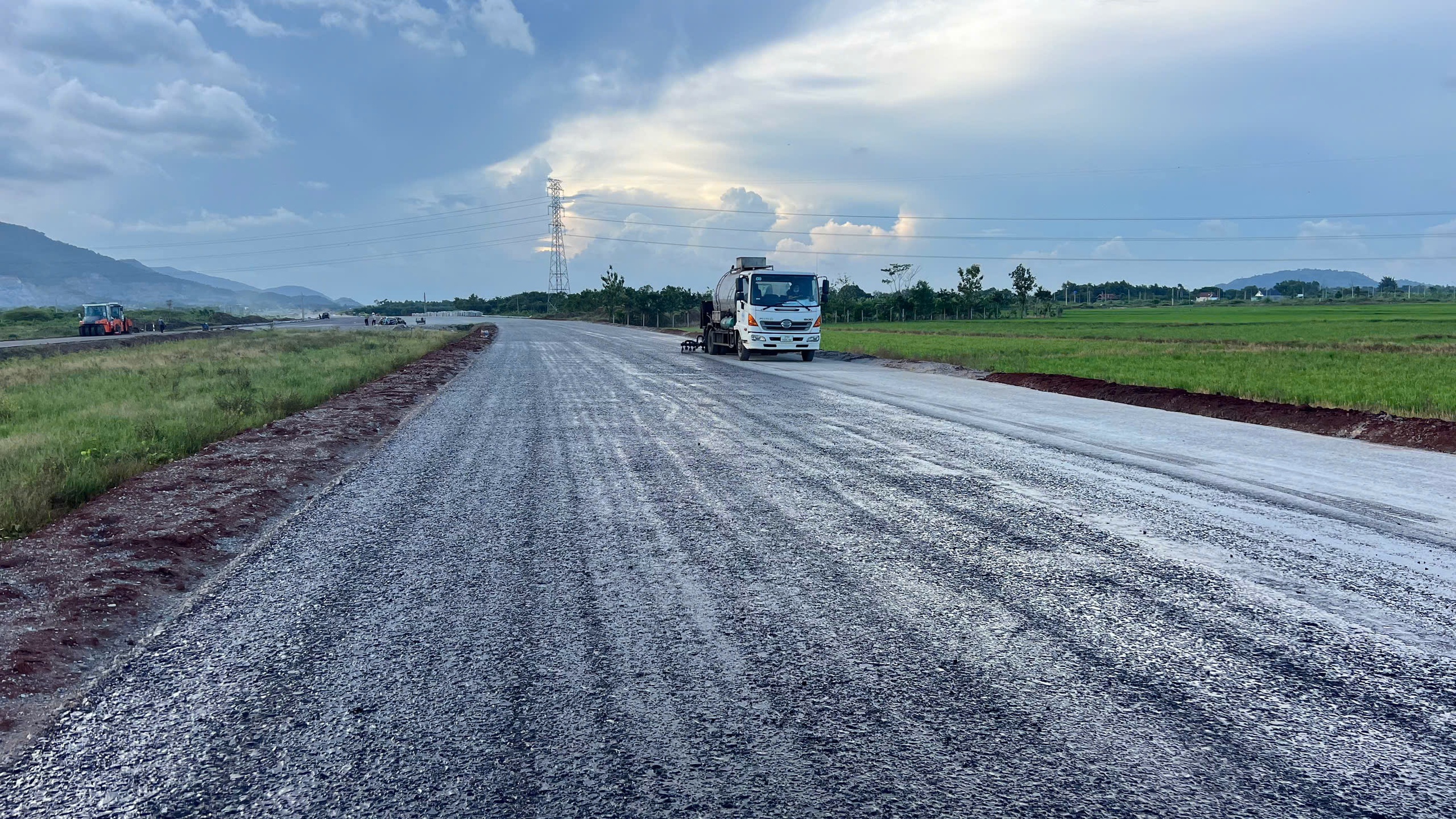 Thảm những mét bê tông nhựa đầu tiên trên cao tốc Biên Hòa - Vũng Tàu- Ảnh 10.