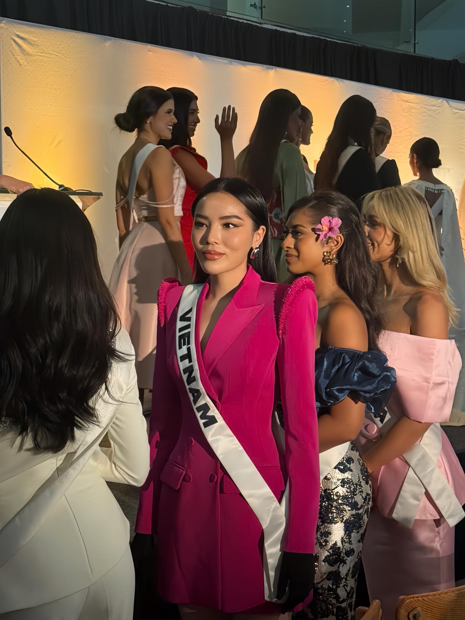 Kỳ Duyên xuất hiện bên vương miện Miss Universe 2024, đương kim hoa hậu và chủ tịch cuộc thi có thái độ gây chú ý- Ảnh 1.