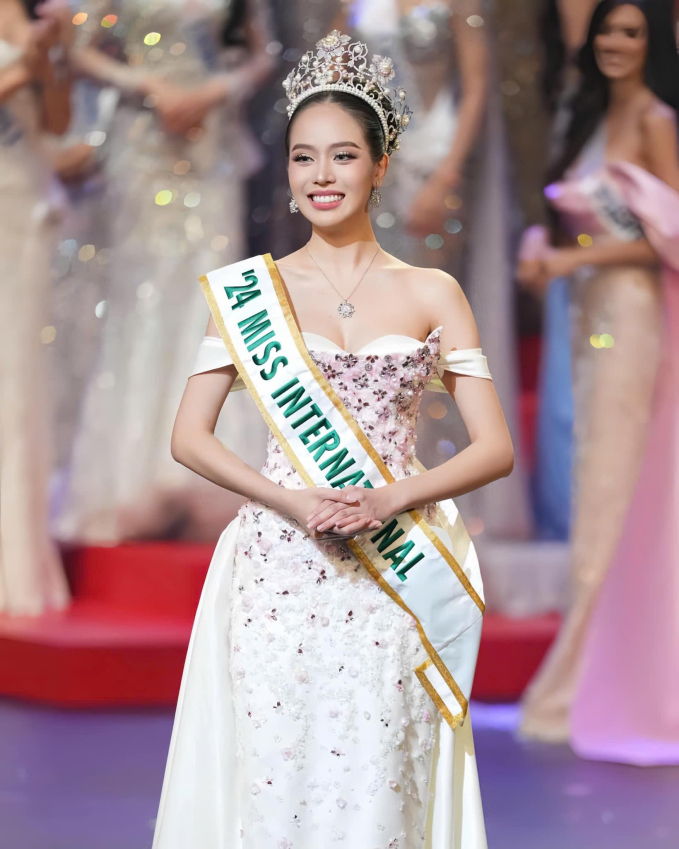 Lộ tin nhắn gây tranh cãi của Thanh Thuỷ về chiếc váy "sóng gió" trước khi đăng quang Miss International 2024 - Ảnh 1.