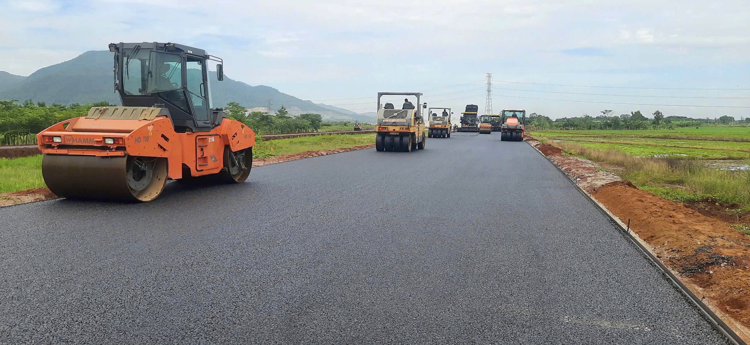 Thảm những mét bê tông nhựa đầu tiên trên cao tốc Biên Hòa - Vũng Tàu- Ảnh 1.