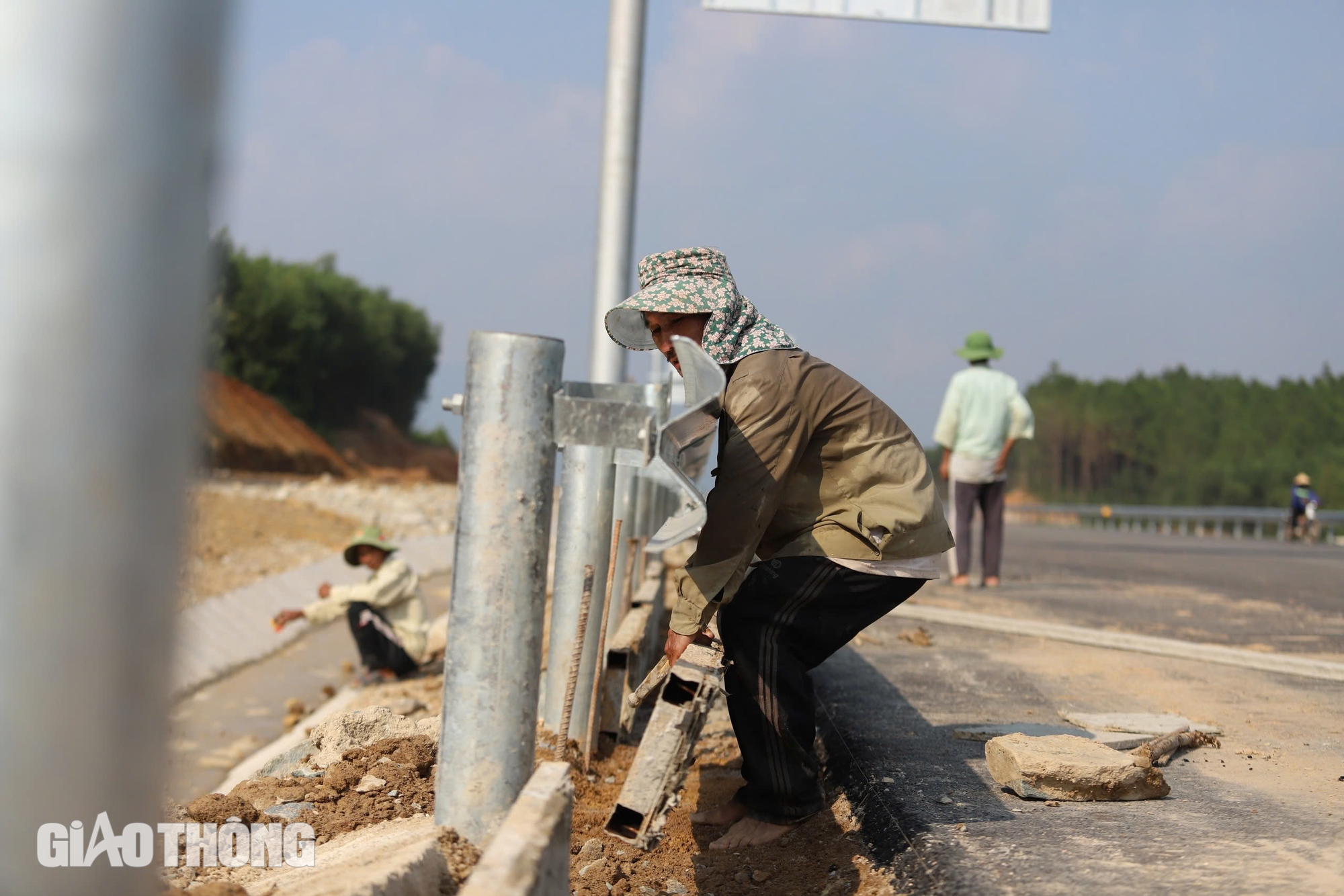 Cao tốc Bắc - Nam qua Quảng Bình vượt tiến độ, sẵn sàng thông tuyến dịp 30/4/2025- Ảnh 4.