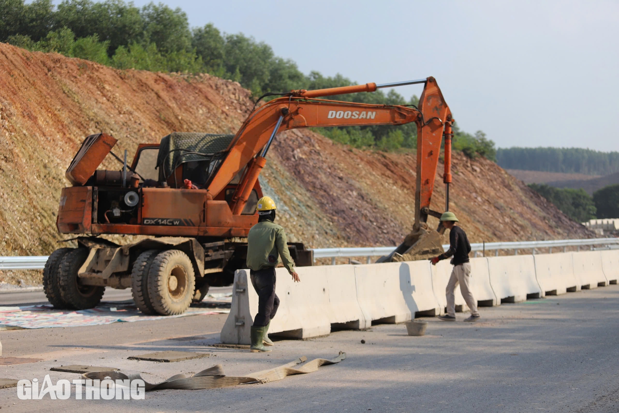 Cao tốc Bắc - Nam qua Quảng Bình vượt tiến độ, sẵn sàng thông tuyến dịp 30/4/2025- Ảnh 6.