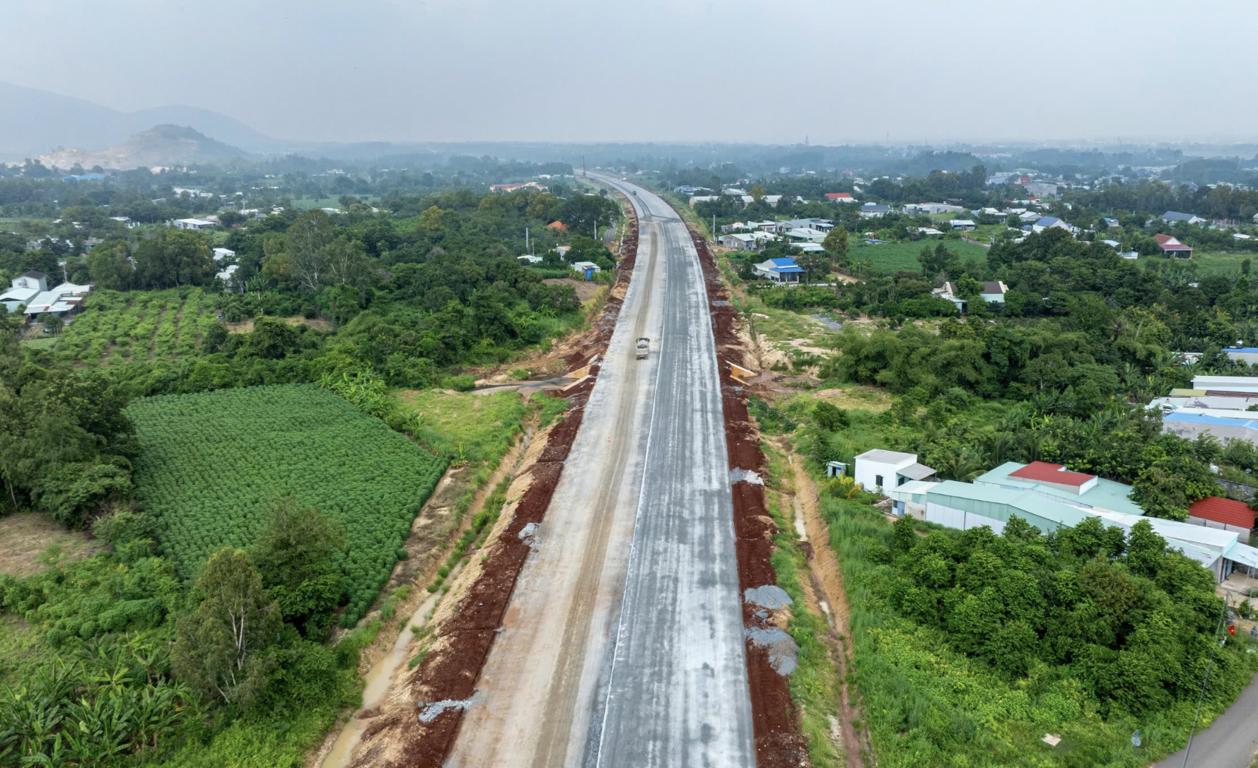 Thảm những mét bê tông nhựa đầu tiên trên cao tốc Biên Hòa - Vũng Tàu- Ảnh 11.