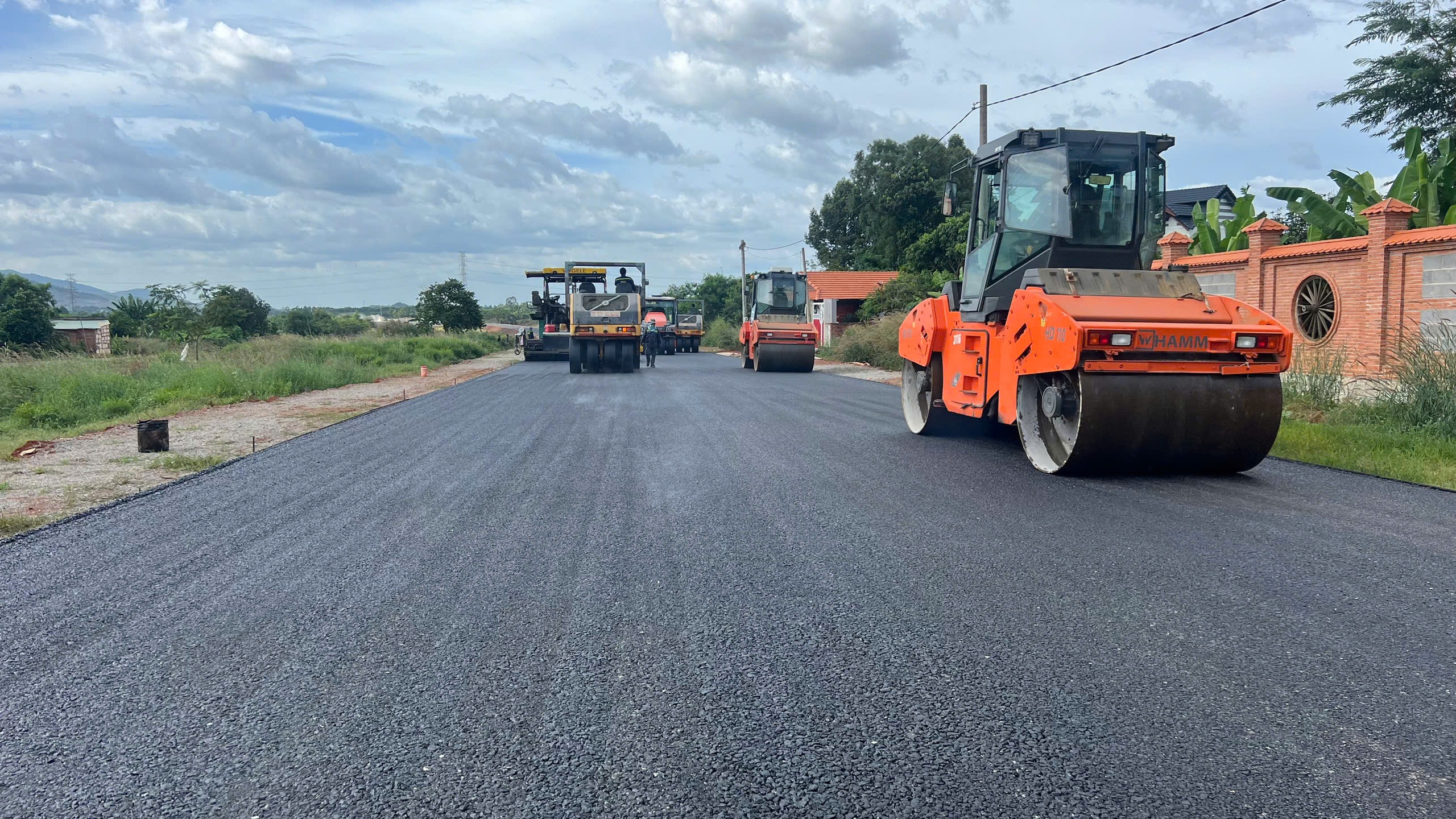 Thảm những mét bê tông nhựa đầu tiên trên cao tốc Biên Hòa - Vũng Tàu- Ảnh 4.