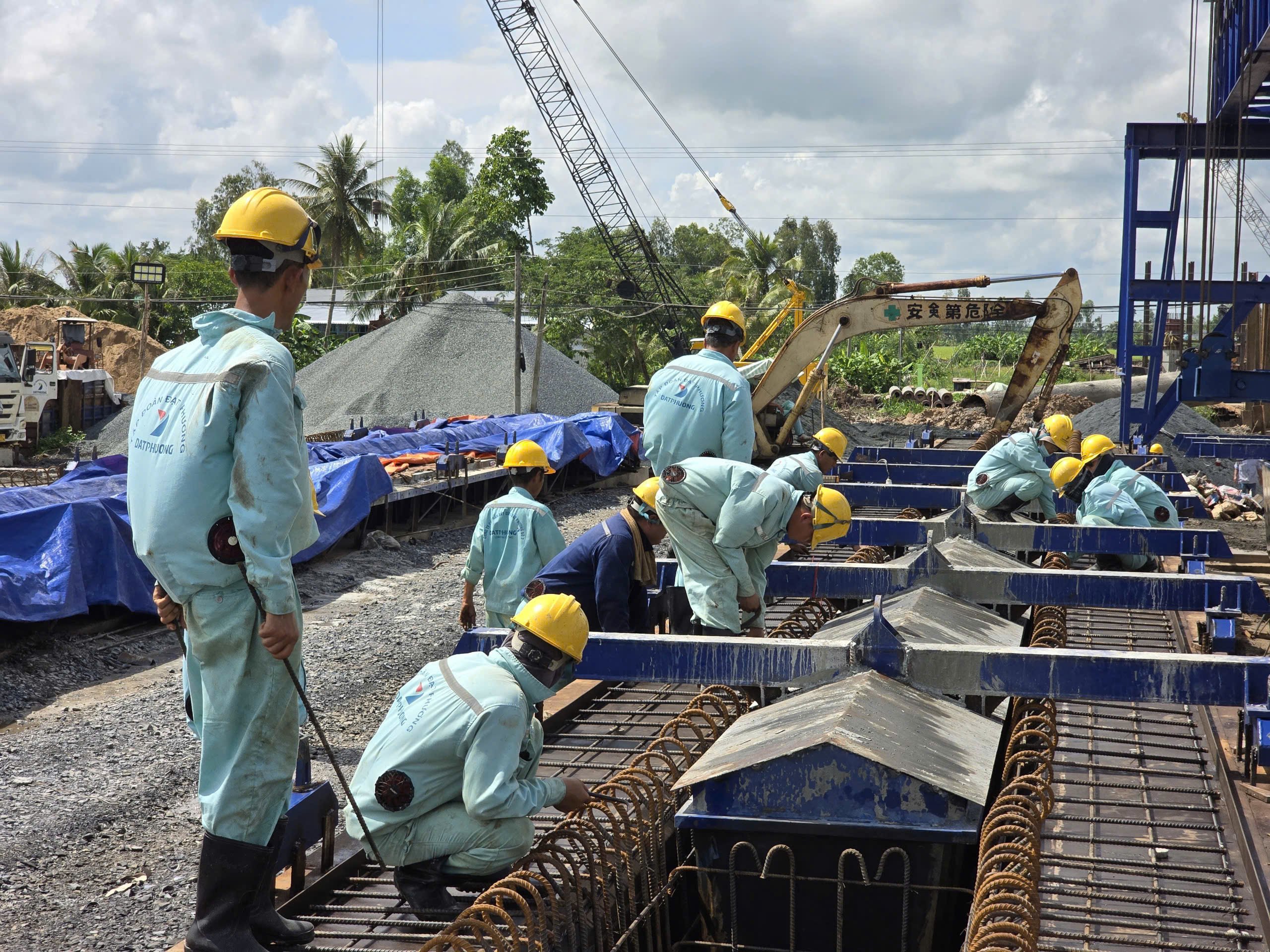 Thúc nhà thầu bám sát kế hoạch thi công cao tốc Châu Đốc - Cần Thơ - Sóc Trăng- Ảnh 2.