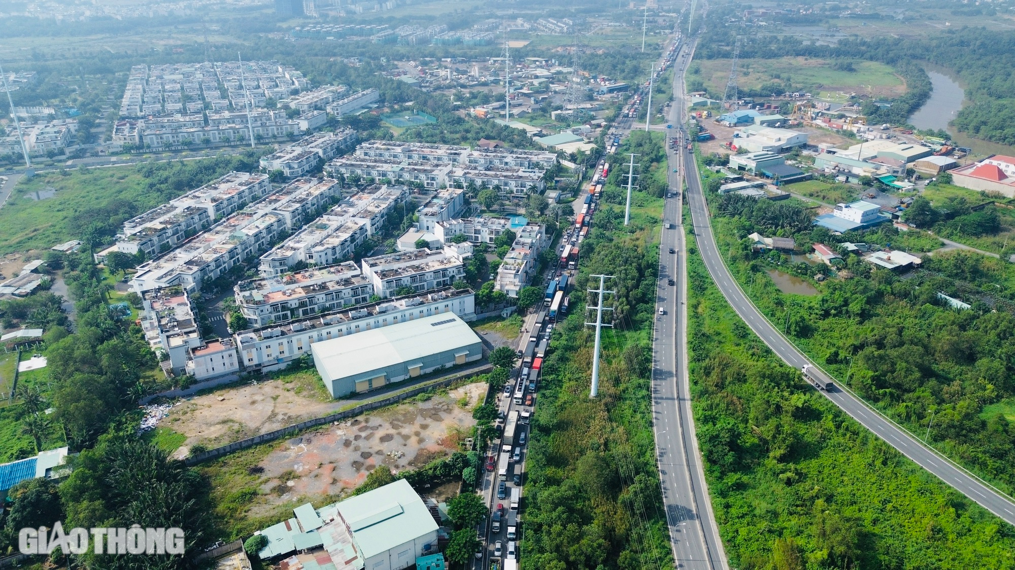 Vì sao vòng xoay Phú Hữu kẹt cứng sau khi thu hẹp, lắp đặt đèn giao thông?- Ảnh 5.