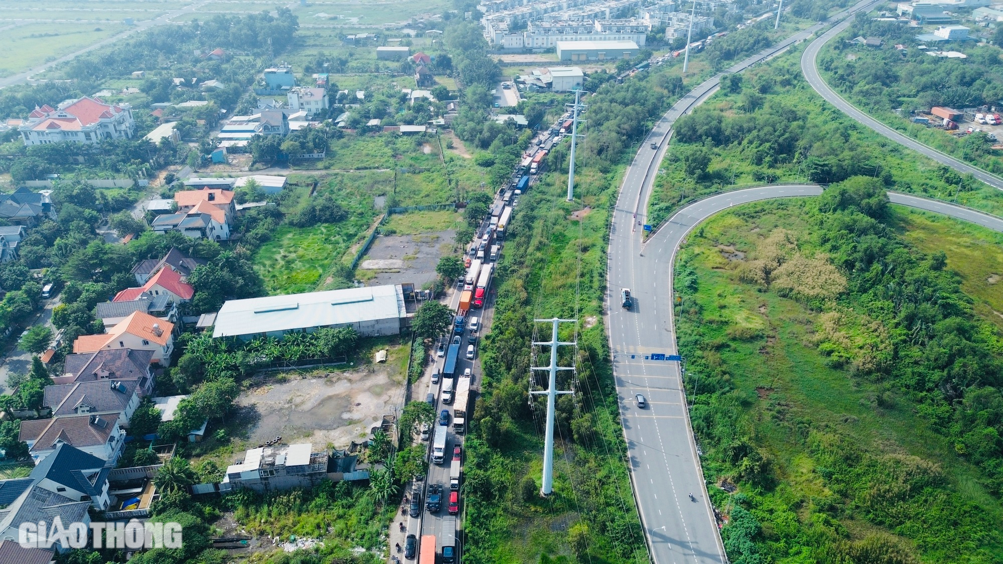 Vì sao vòng xoay Phú Hữu kẹt cứng sau khi thu hẹp, lắp đặt đèn giao thông?- Ảnh 8.