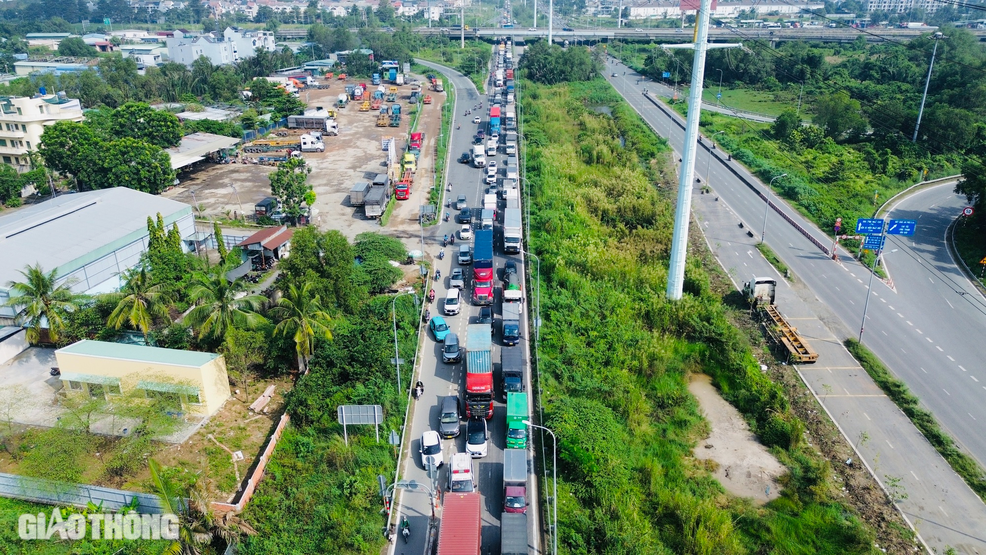 Vì sao vòng xoay Phú Hữu kẹt cứng sau khi thu hẹp, lắp đặt đèn giao thông?- Ảnh 4.