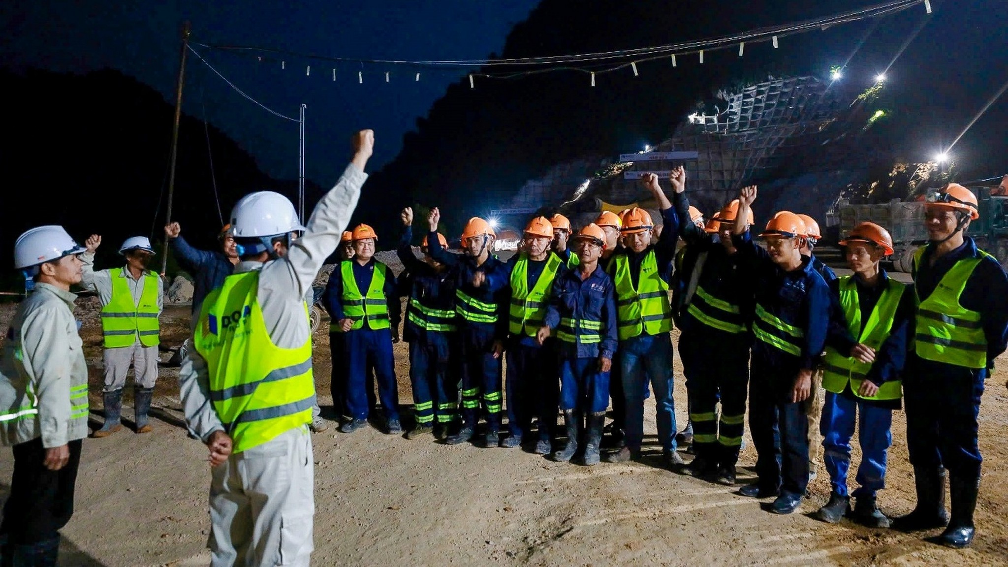 Xuyên đêm thông hầm trên cao tốc Đồng Đăng - Trà Lĩnh- Ảnh 3.